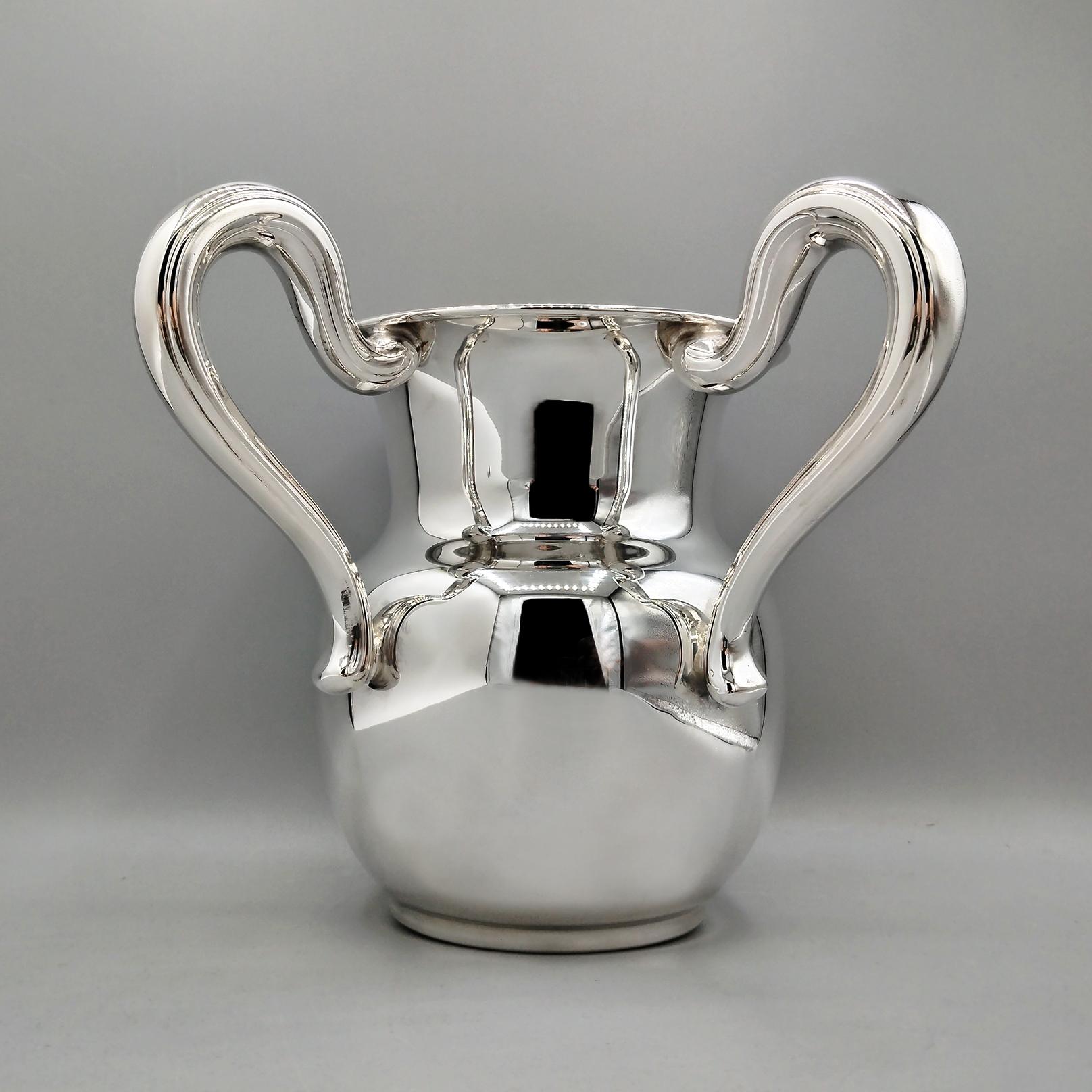 20ième siècle Tasse italienne à deux anses en argent massif avec intérieur en or en vente