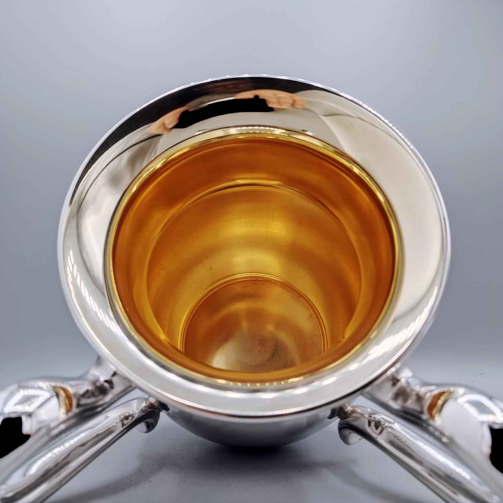 Tasse italienne à deux anses en argent massif avec intérieur en or en vente 2