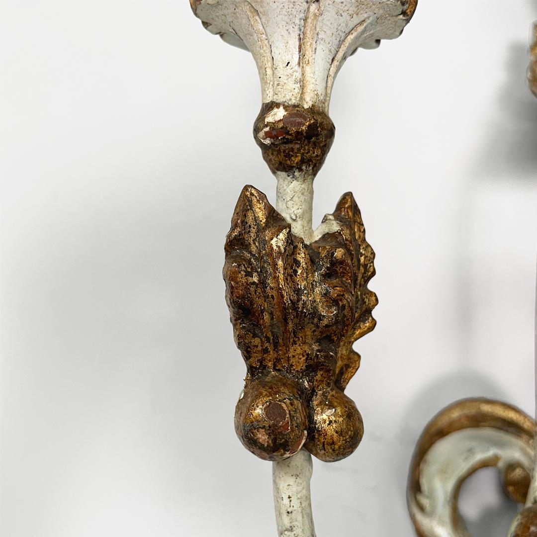 Appliques italiennes à deux lumières en bois avec finition dorée, années 1700 en vente 5