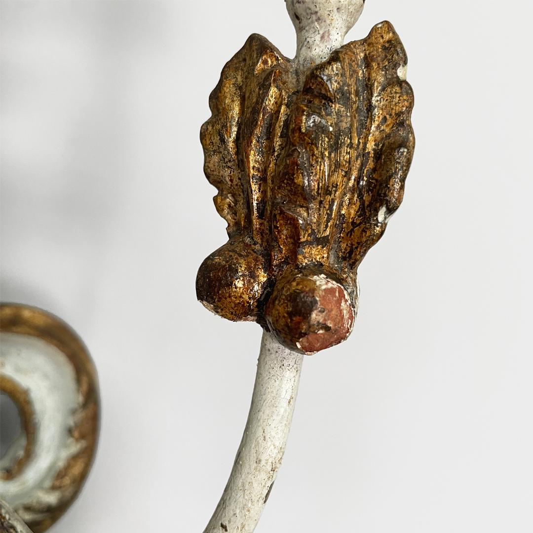 Appliques italiennes à deux lumières en bois avec finition dorée, années 1700 en vente 6