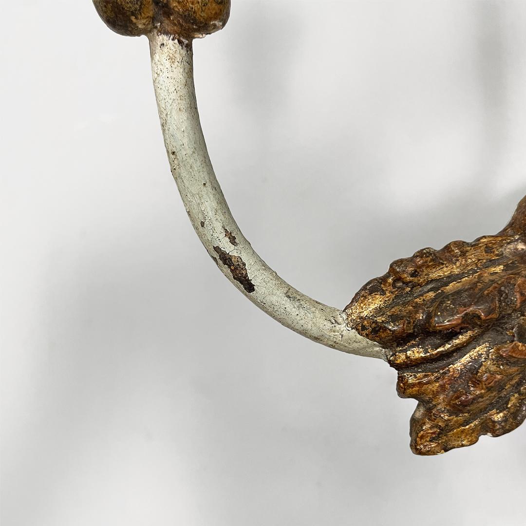 Appliques italiennes à deux lumières en bois avec finition dorée, années 1700 en vente 7