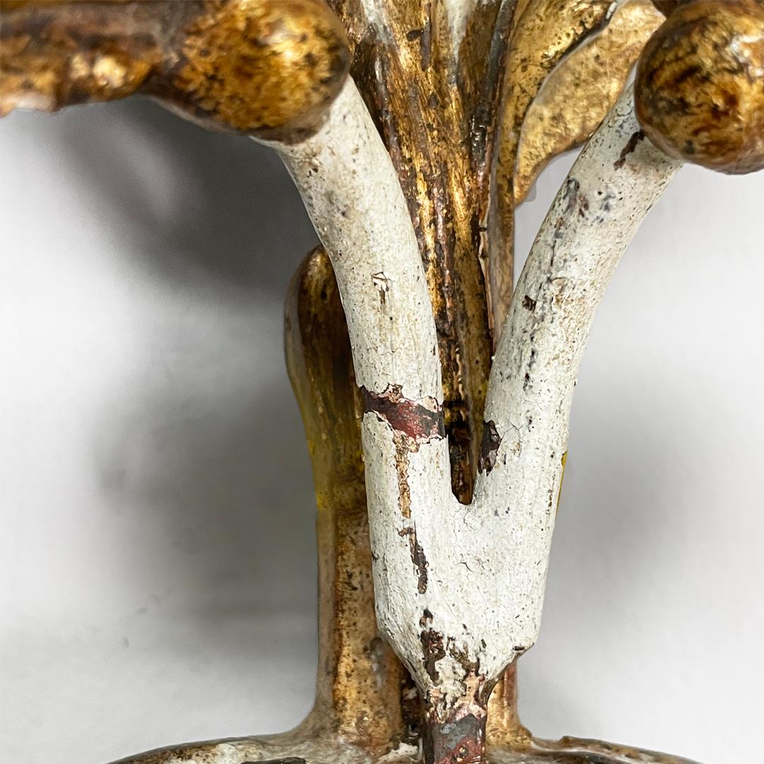 Appliques italiennes à deux lumières en bois avec finition dorée, années 1700 en vente 8