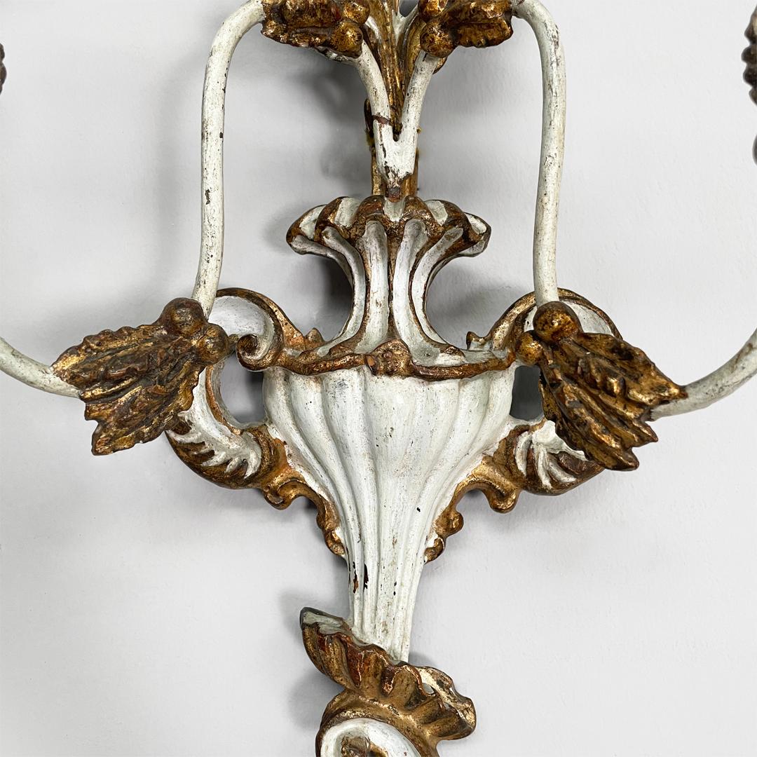 Appliques italiennes à deux lumières en bois avec finition dorée, années 1700 en vente 9