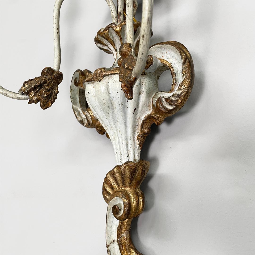 Appliques italiennes à deux lumières en bois avec finition dorée, années 1700 en vente 10