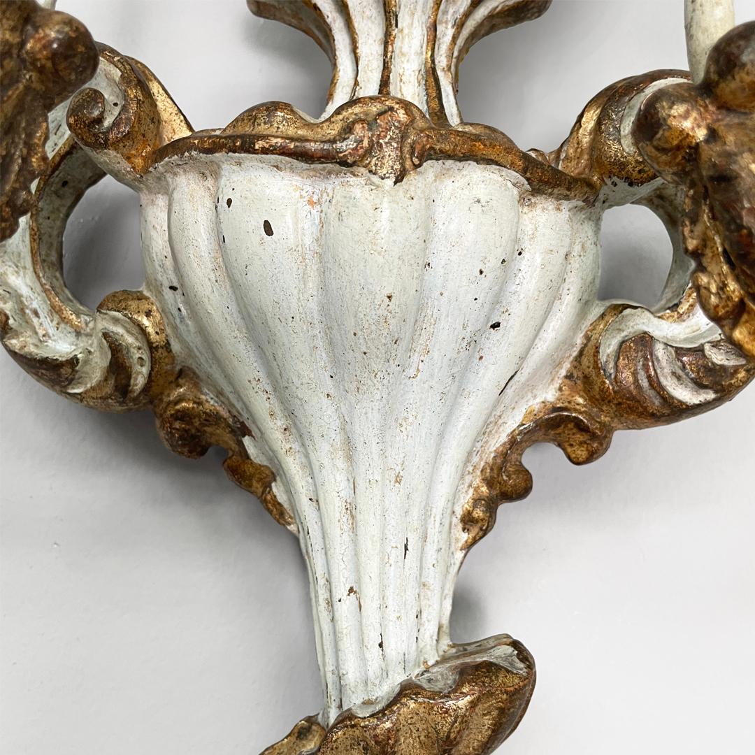 Appliques italiennes à deux lumières en bois avec finition dorée, années 1700 en vente 11