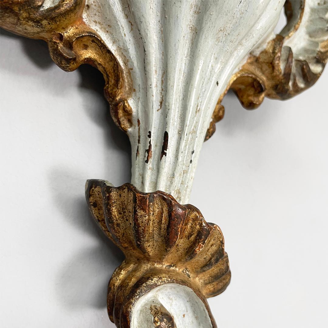 Appliques italiennes à deux lumières en bois avec finition dorée, années 1700 en vente 12
