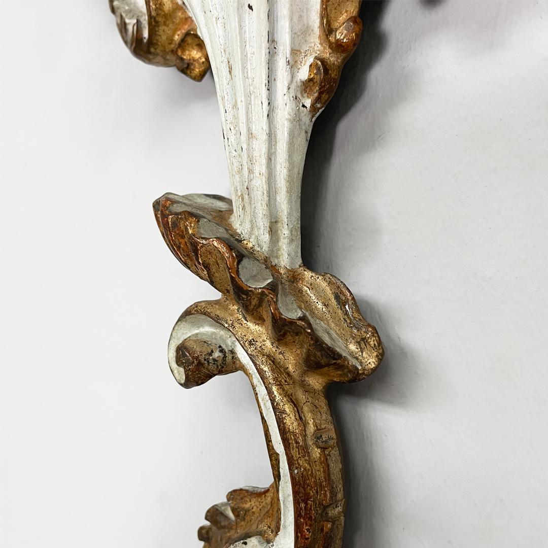 Appliques italiennes à deux lumières en bois avec finition dorée, années 1700 en vente 13