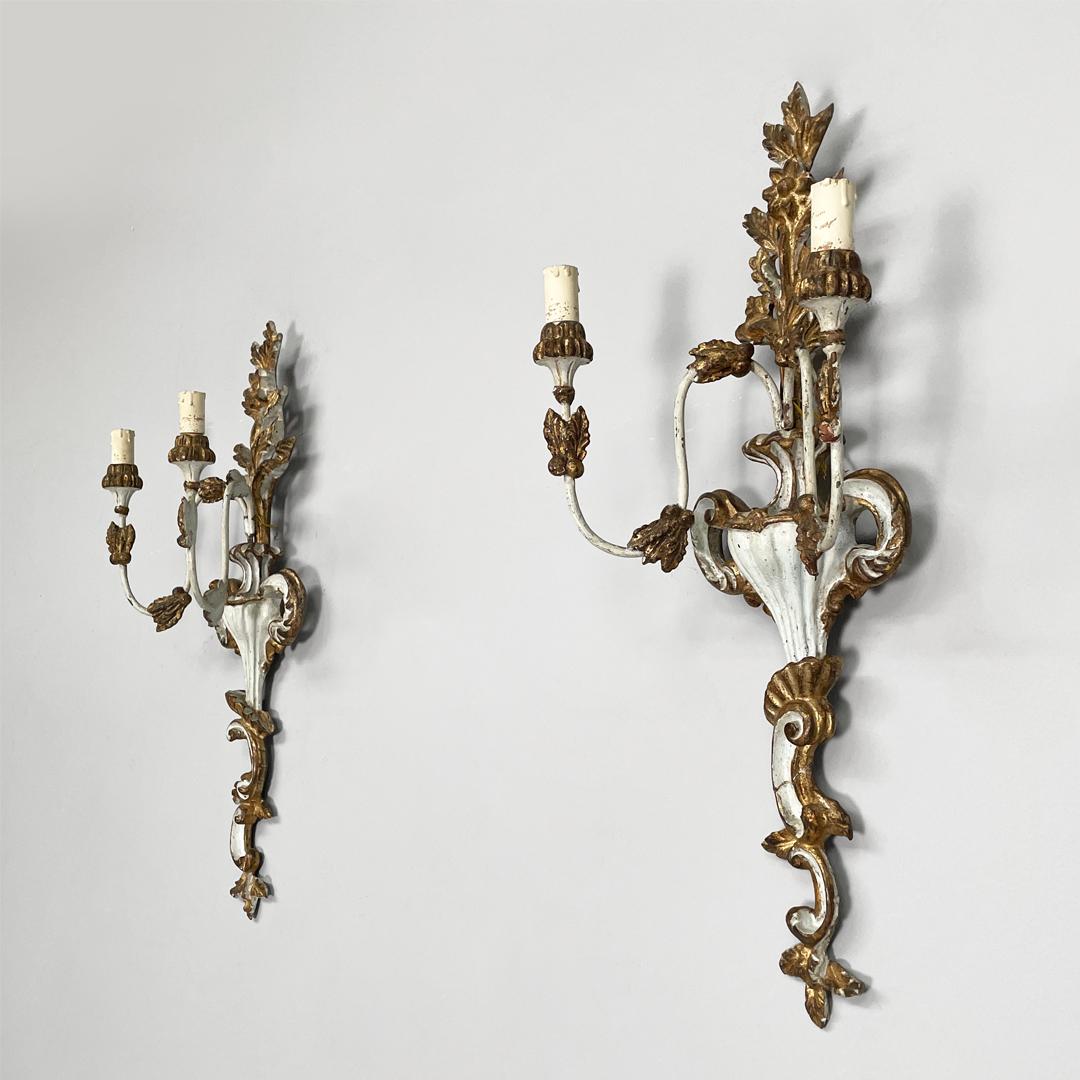 Appliques italiennes à deux lumières en bois avec finition dorée, années 1700
Paire d'appliques en bois doré. La lampe possède deux bras courbés en bois finement travaillé, avec un support d'ampoule en forme de bougie.
Attache murale en bois doré et