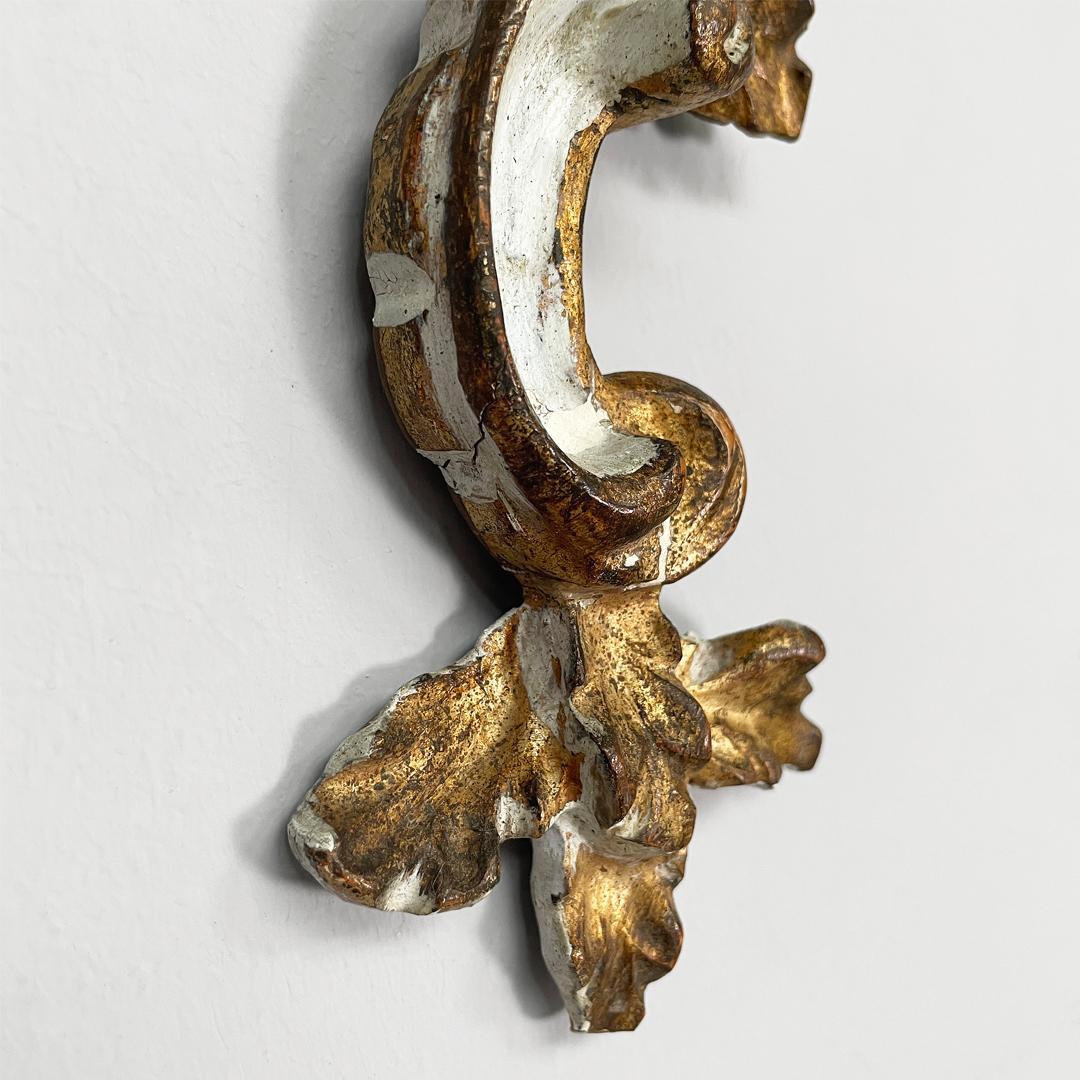 Appliques italiennes à deux lumières en bois avec finition dorée, années 1700 en vente 15