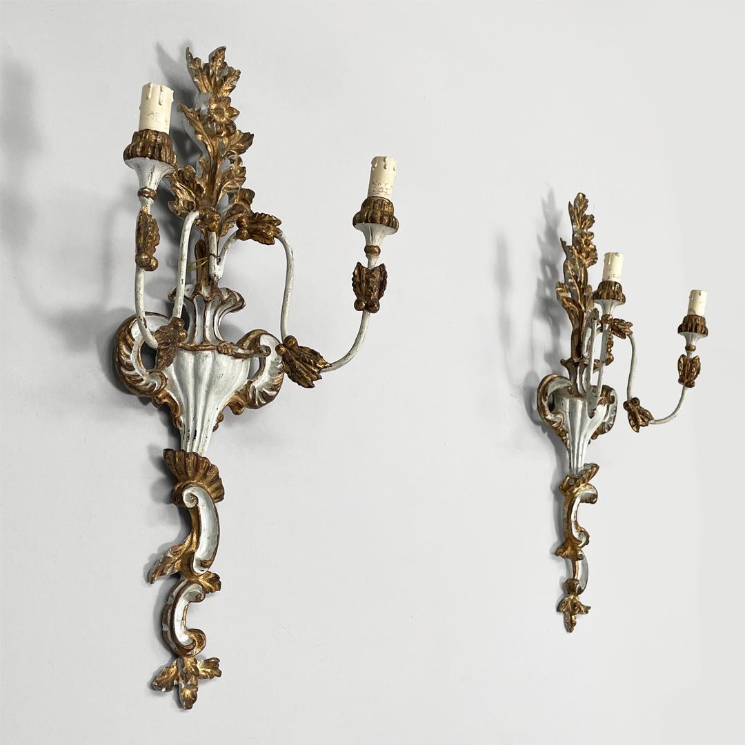 Appliques italiennes à deux lumières en bois avec finition dorée, années 1700 État moyen - En vente à MIlano, IT