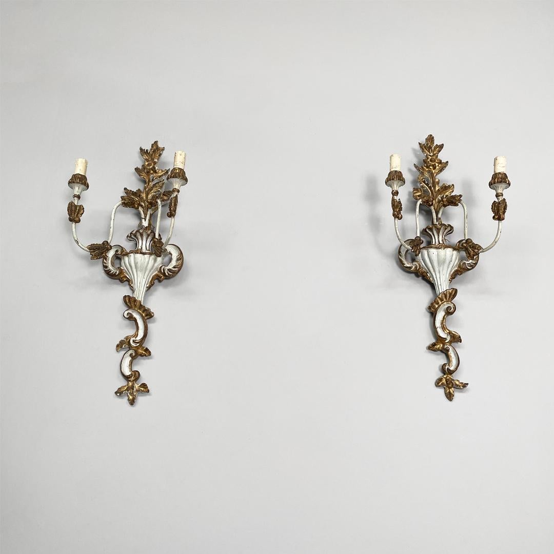 XVIIIe siècle et antérieur Appliques italiennes à deux lumières en bois avec finition dorée, années 1700 en vente