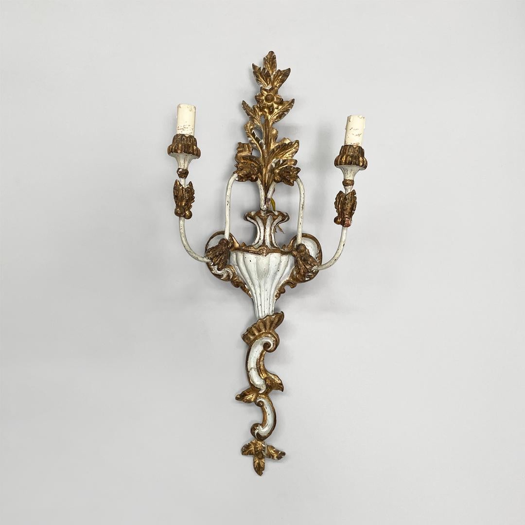 Bois Appliques italiennes à deux lumières en bois avec finition dorée, années 1700 en vente