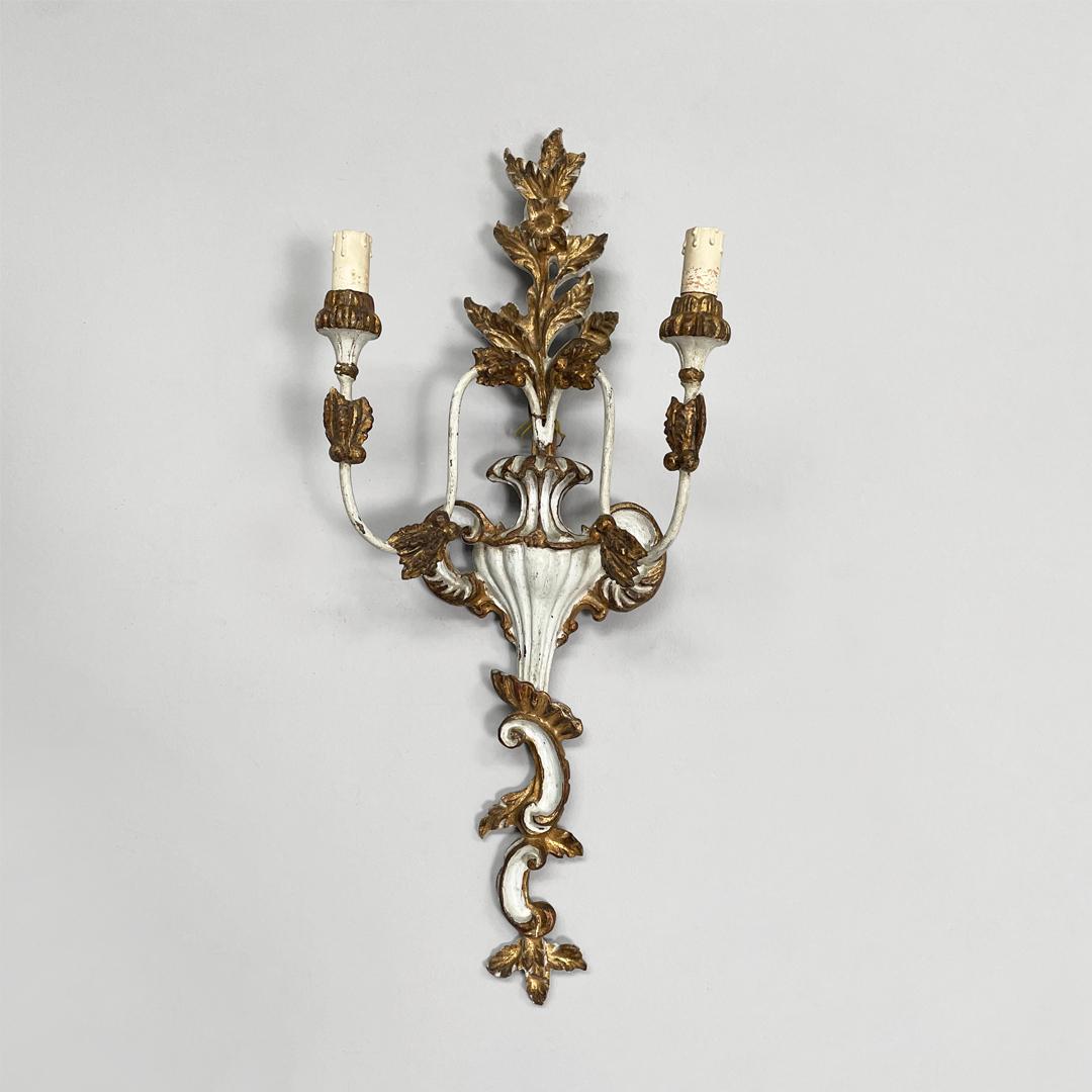 Appliques italiennes à deux lumières en bois avec finition dorée, années 1700 en vente 2