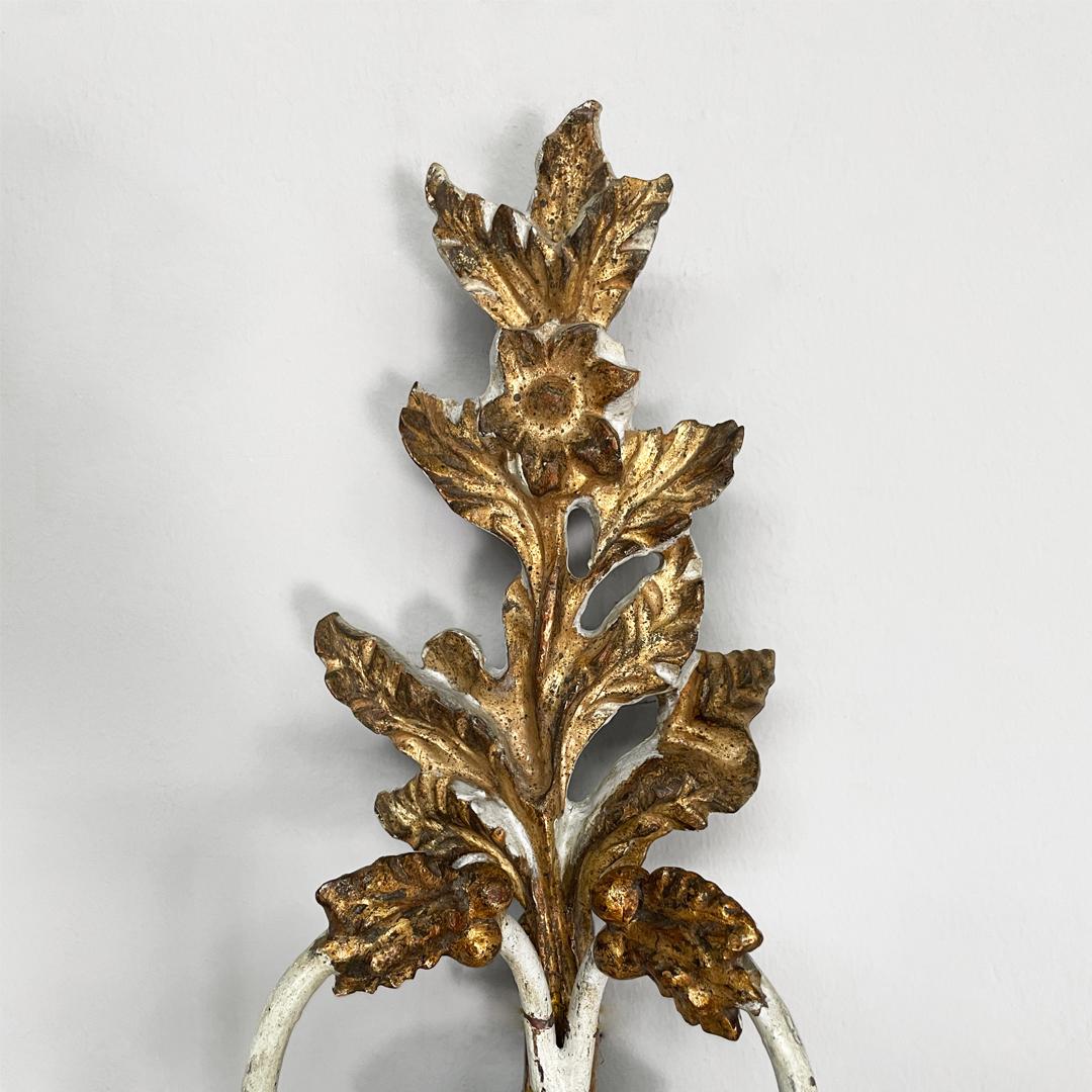 Appliques italiennes à deux lumières en bois avec finition dorée, années 1700 en vente 3