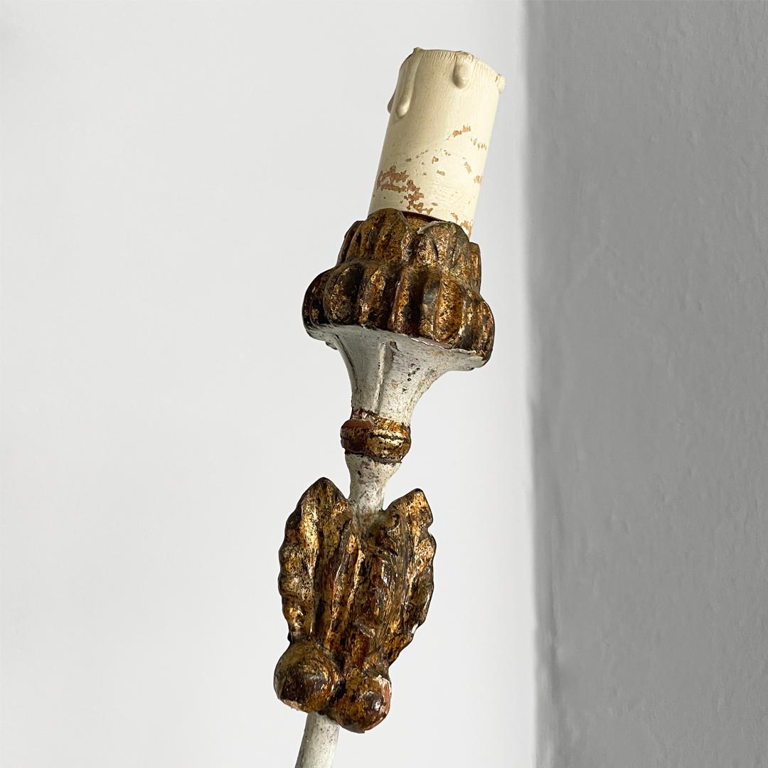Appliques italiennes à deux lumières en bois avec finition dorée, années 1700 en vente 4