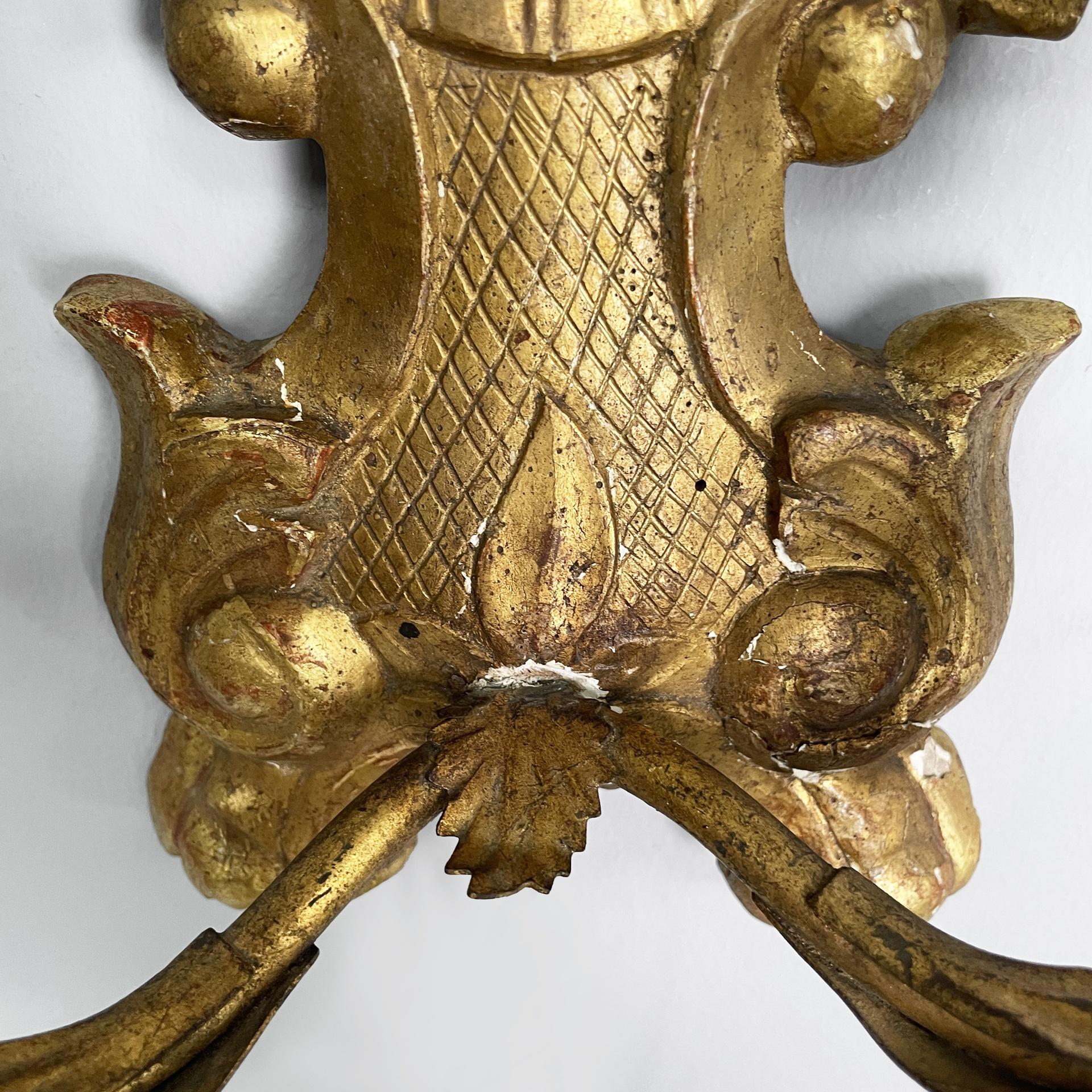 Lampada da parete italiana a due luci con specchio e in legno con finitura dorata, 1700 in vendita 5