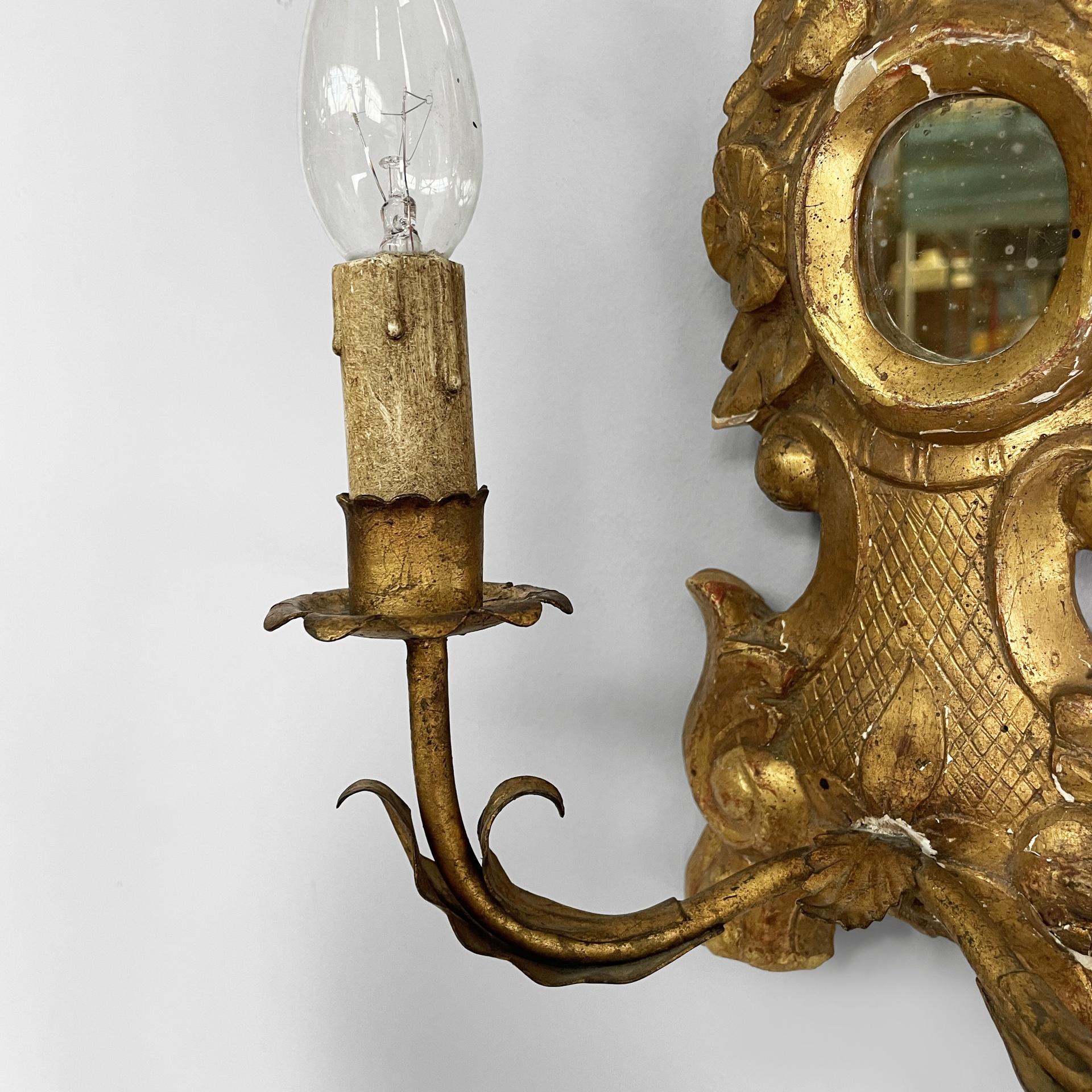 Lampada da parete italiana a due luci con specchio e in legno con finitura dorata, 1700 in vendita 7