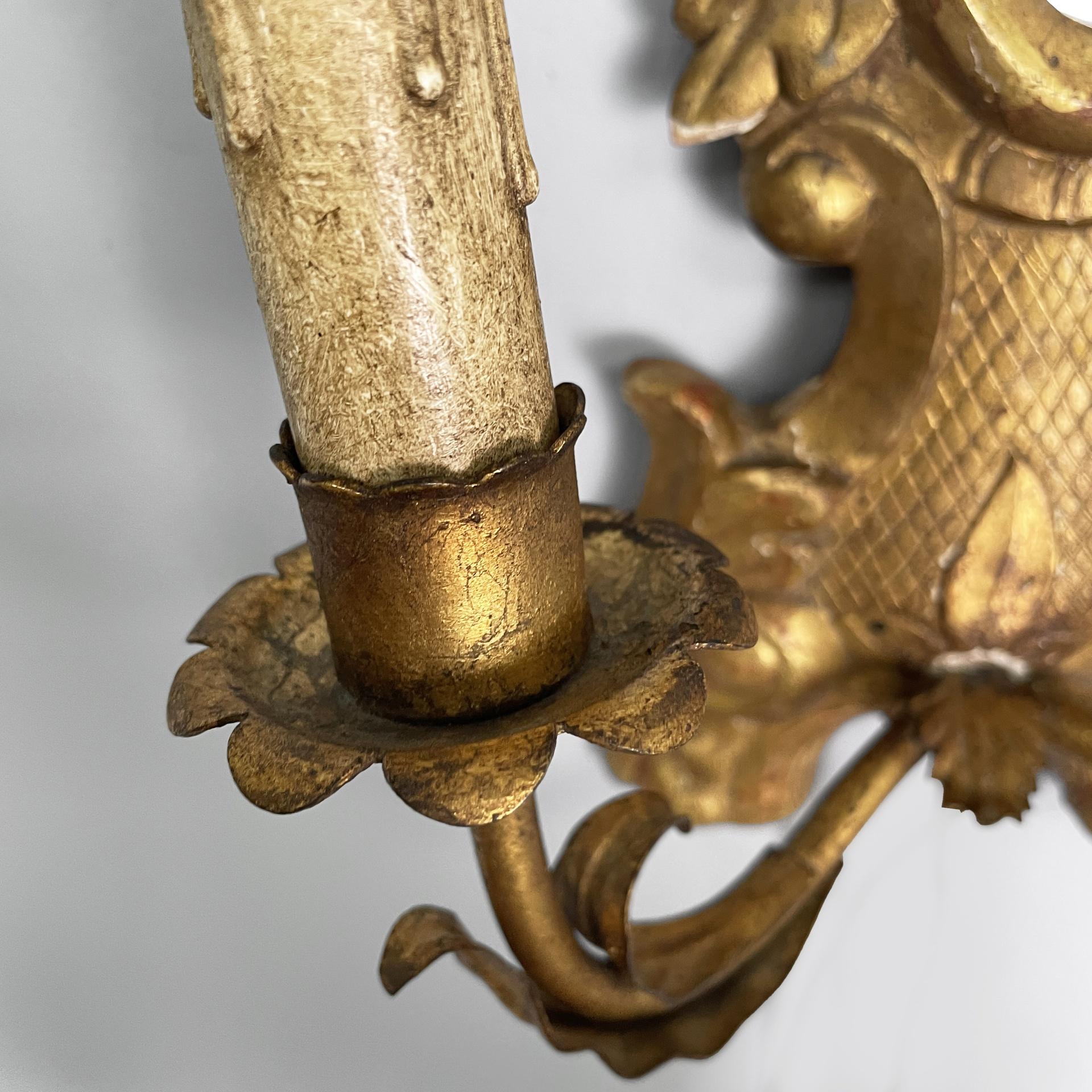 Lampada da parete italiana a due luci con specchio e in legno con finitura dorata, 1700 in vendita 8