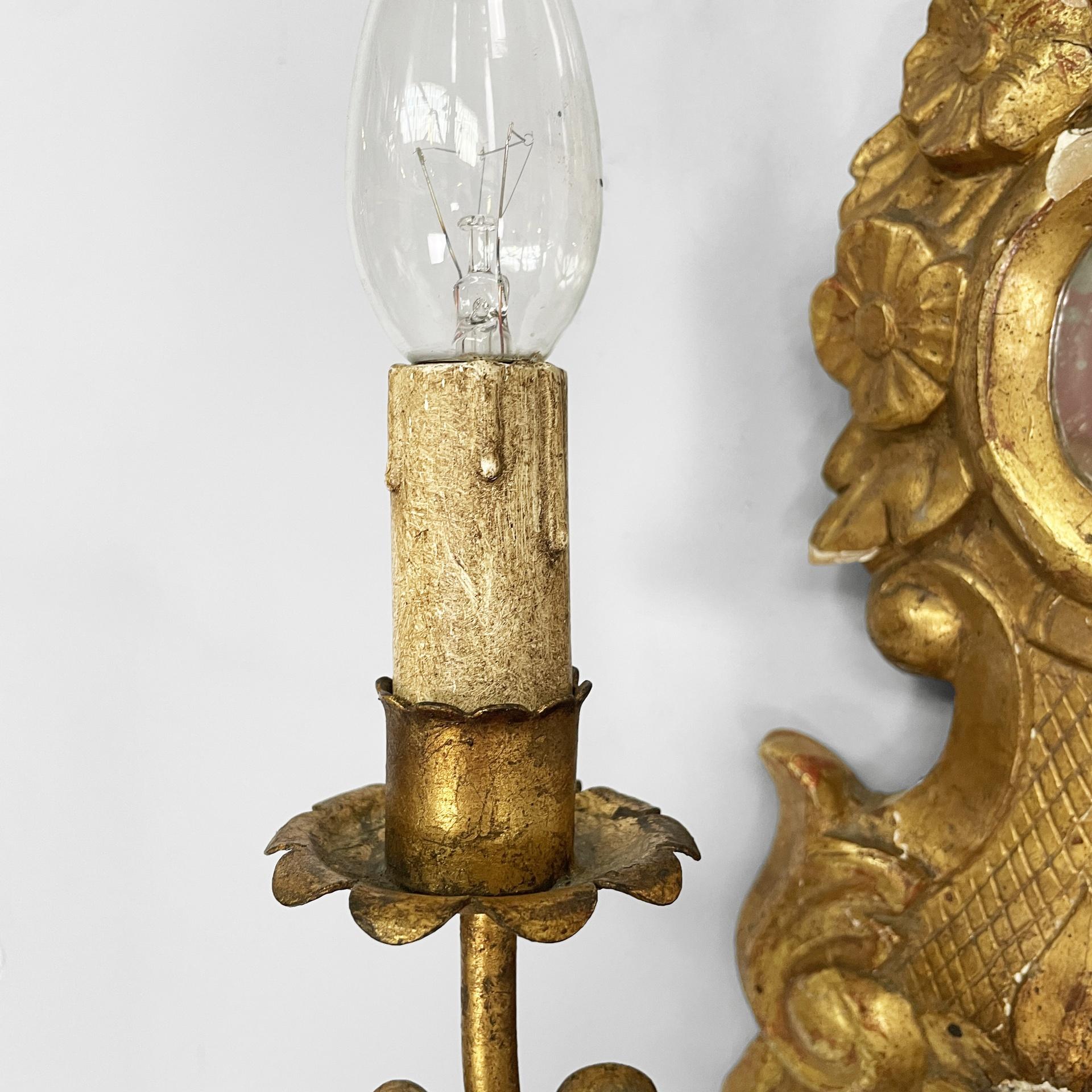 Lampada da parete italiana a due luci con specchio e in legno con finitura dorata, 1700 in vendita 9