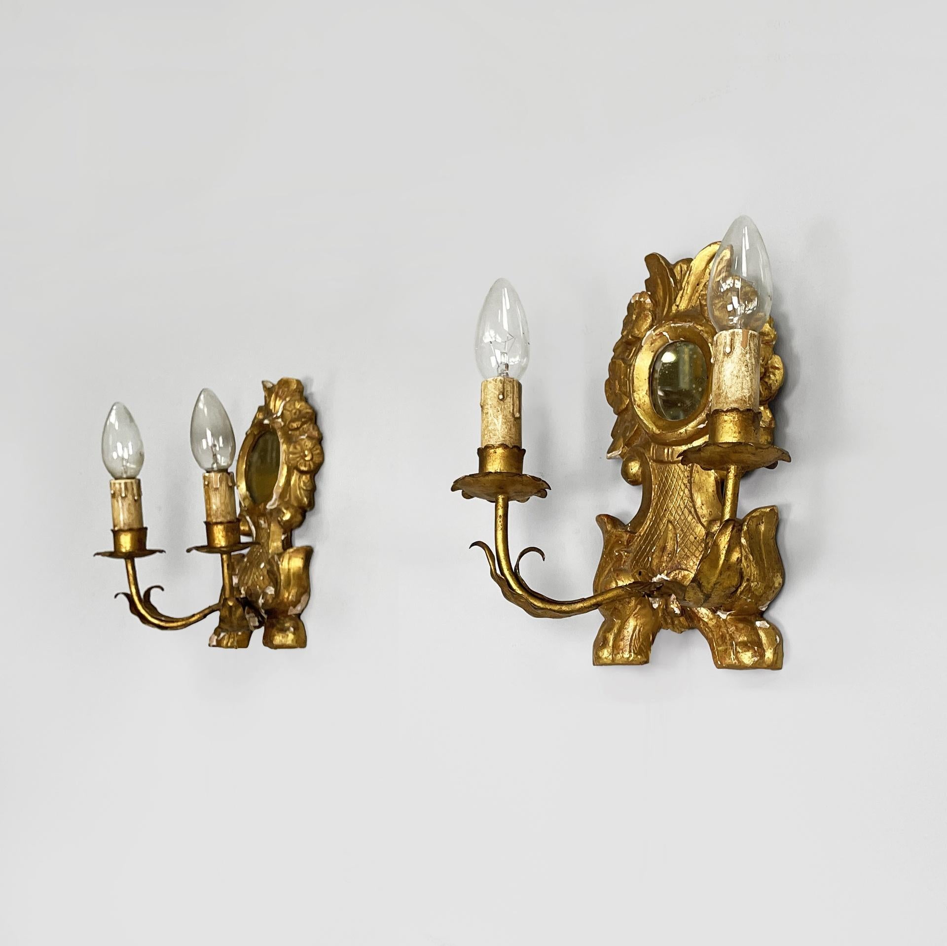 Lampada da parete italiana a due luci con specchio e in legno con finitura dorata, 1700
Coppia di lampade da parete in legno con finitura dorata. La lampada ha due bracci curvi in legno finemente lavorati, con un portalampada a forma di candela e