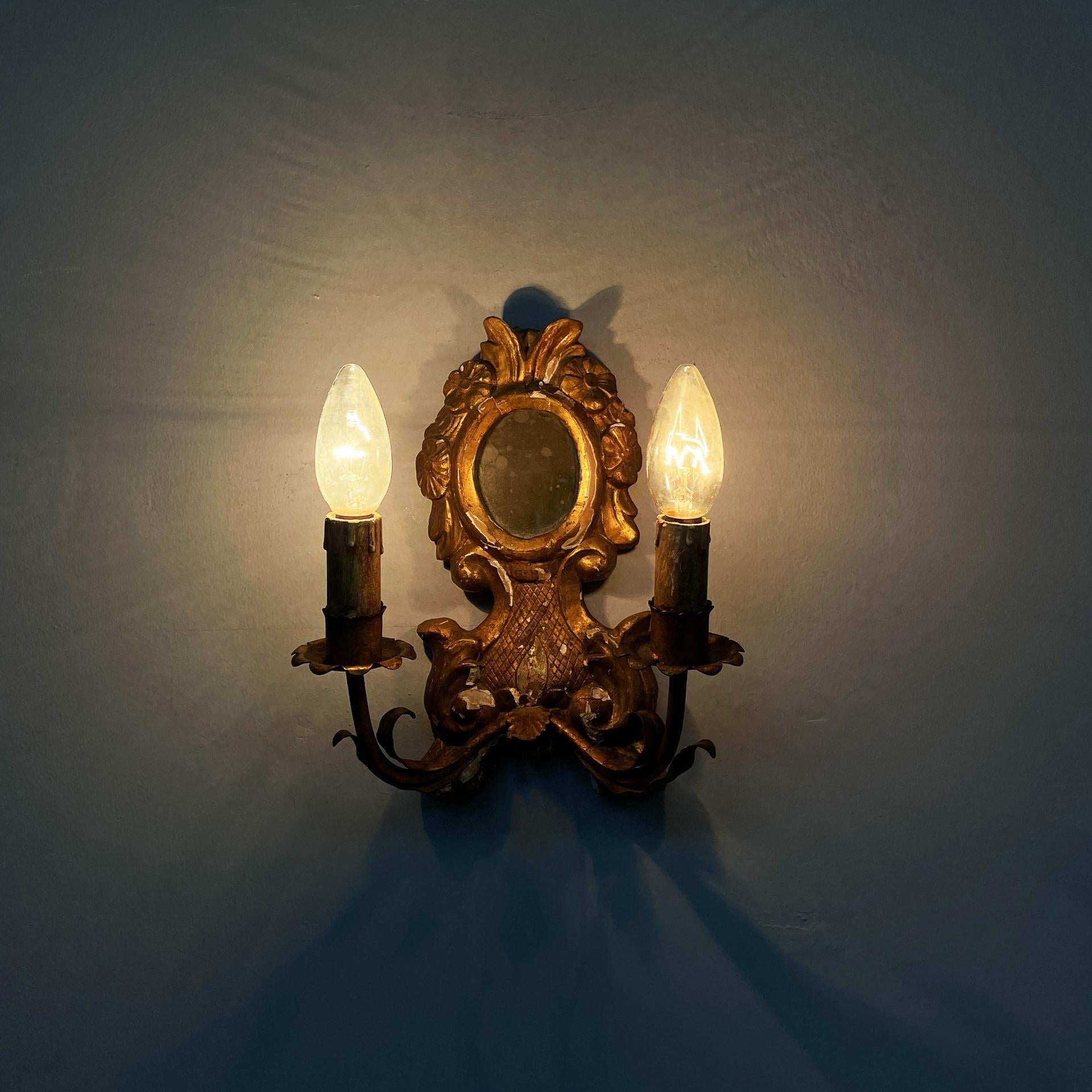 Italiano Lampada da parete italiana a due luci con specchio e in legno con finitura dorata, 1700 in vendita