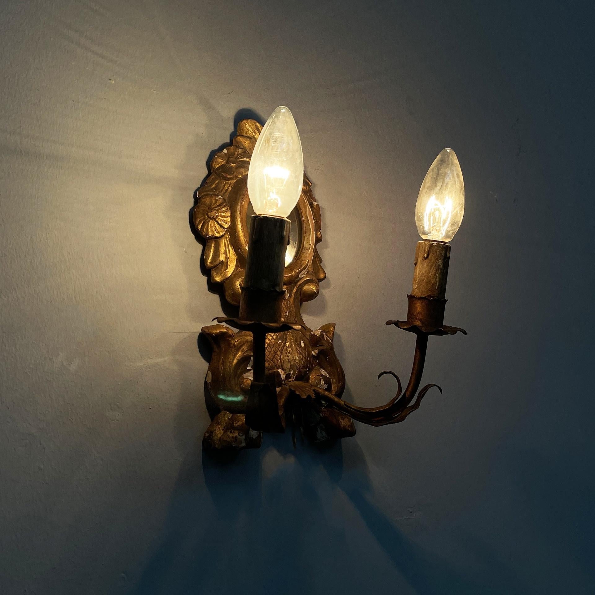 Lampada da parete italiana a due luci con specchio e in legno con finitura dorata, 1700 In condizioni discrete in vendita a MIlano, IT