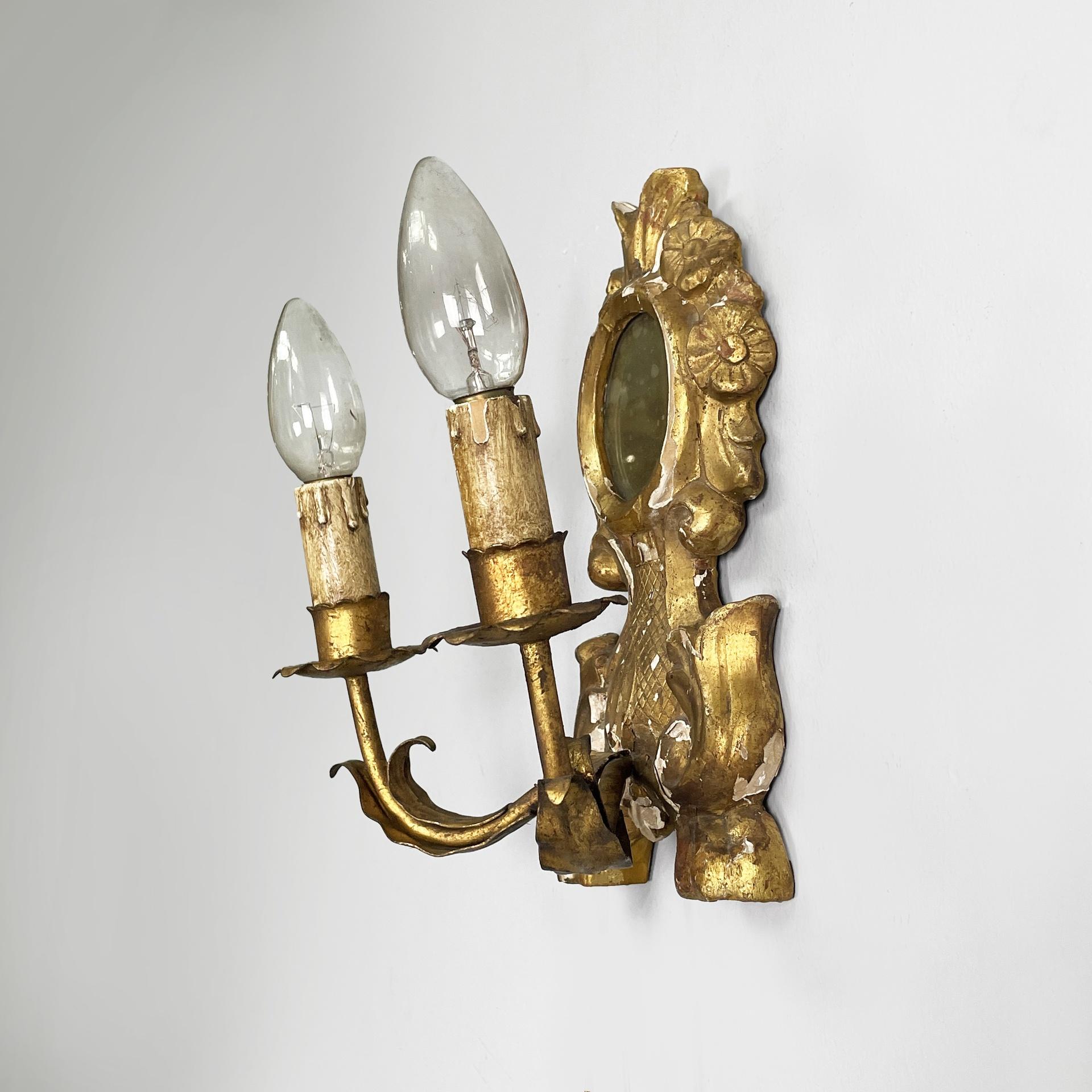 Fino al XVIII secolo Lampada da parete italiana a due luci con specchio e in legno con finitura dorata, 1700 in vendita