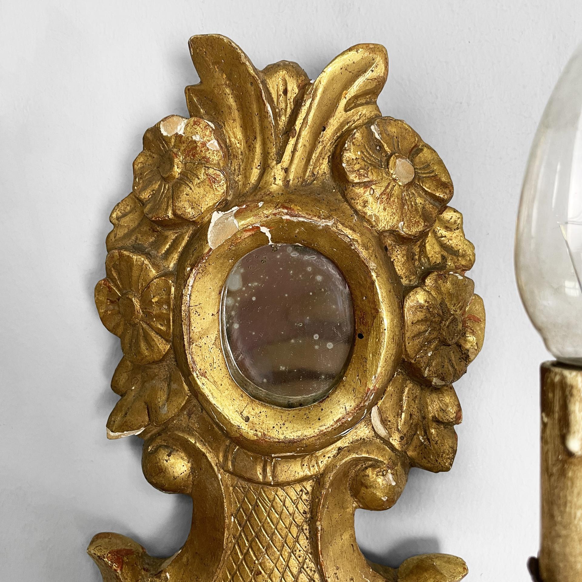 Ottone Lampada da parete italiana a due luci con specchio e in legno con finitura dorata, 1700 in vendita