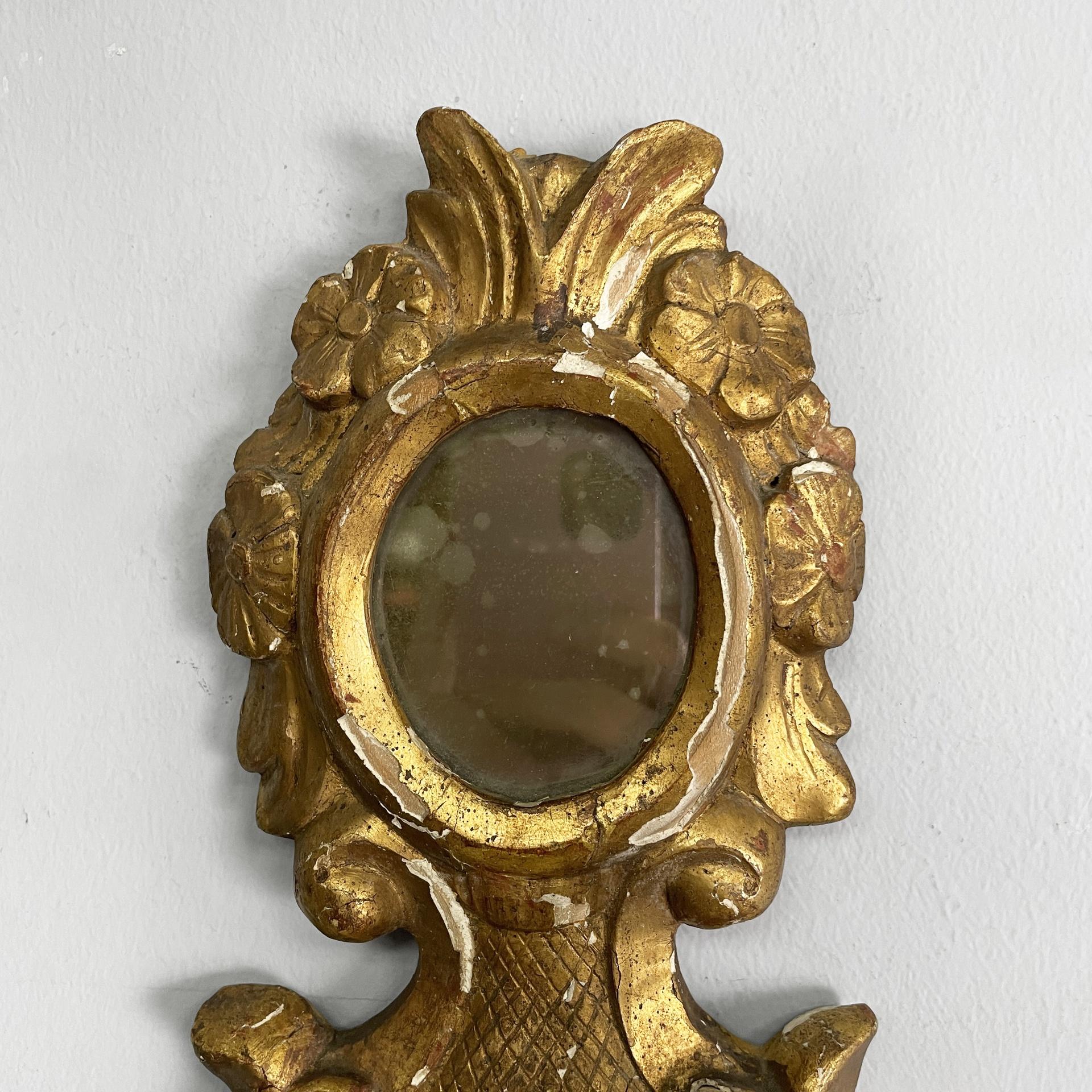 Lampada da parete italiana a due luci con specchio e in legno con finitura dorata, 1700 in vendita 1