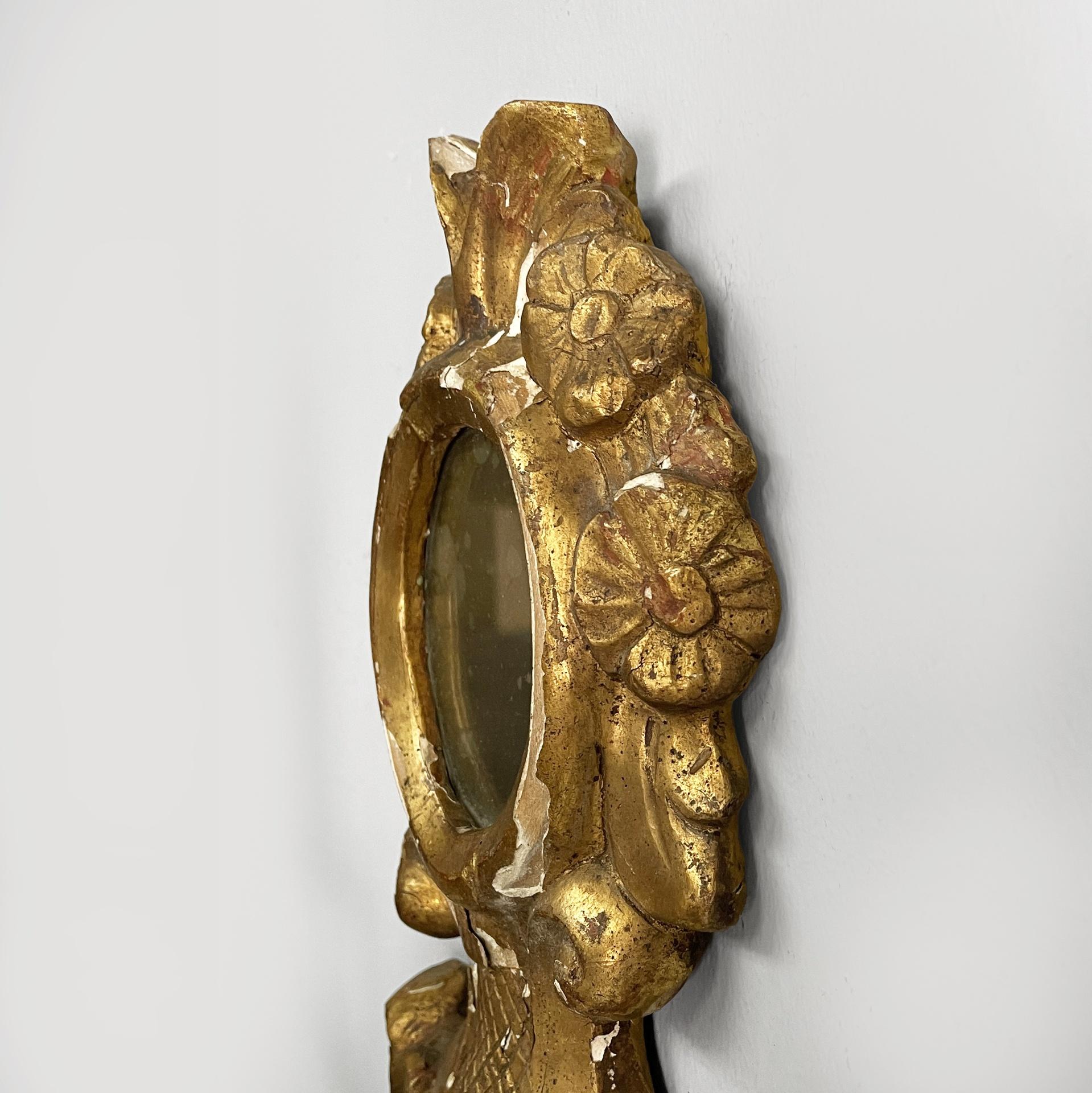 Lampada da parete italiana a due luci con specchio e in legno con finitura dorata, 1700 in vendita 2