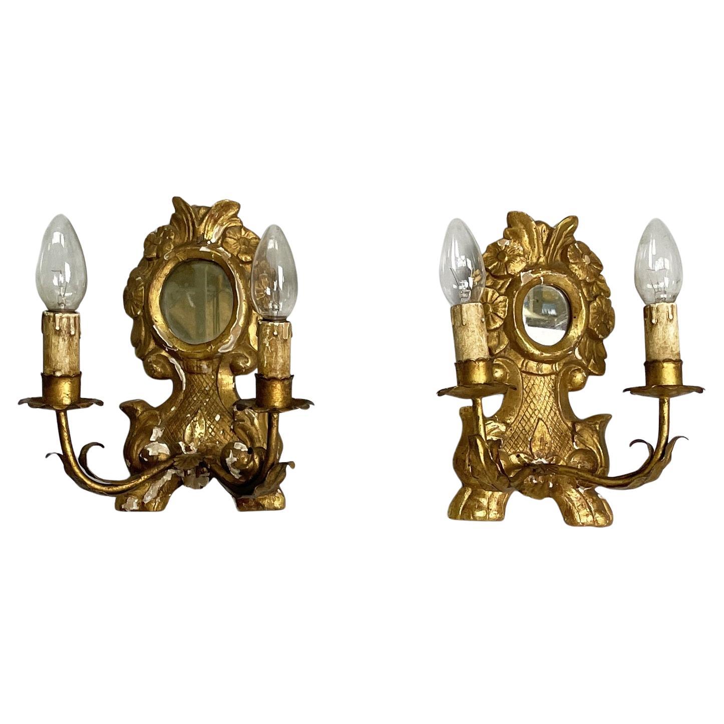 Lampada da parete italiana a due luci con specchio e in legno con finitura dorata, 1700 in vendita