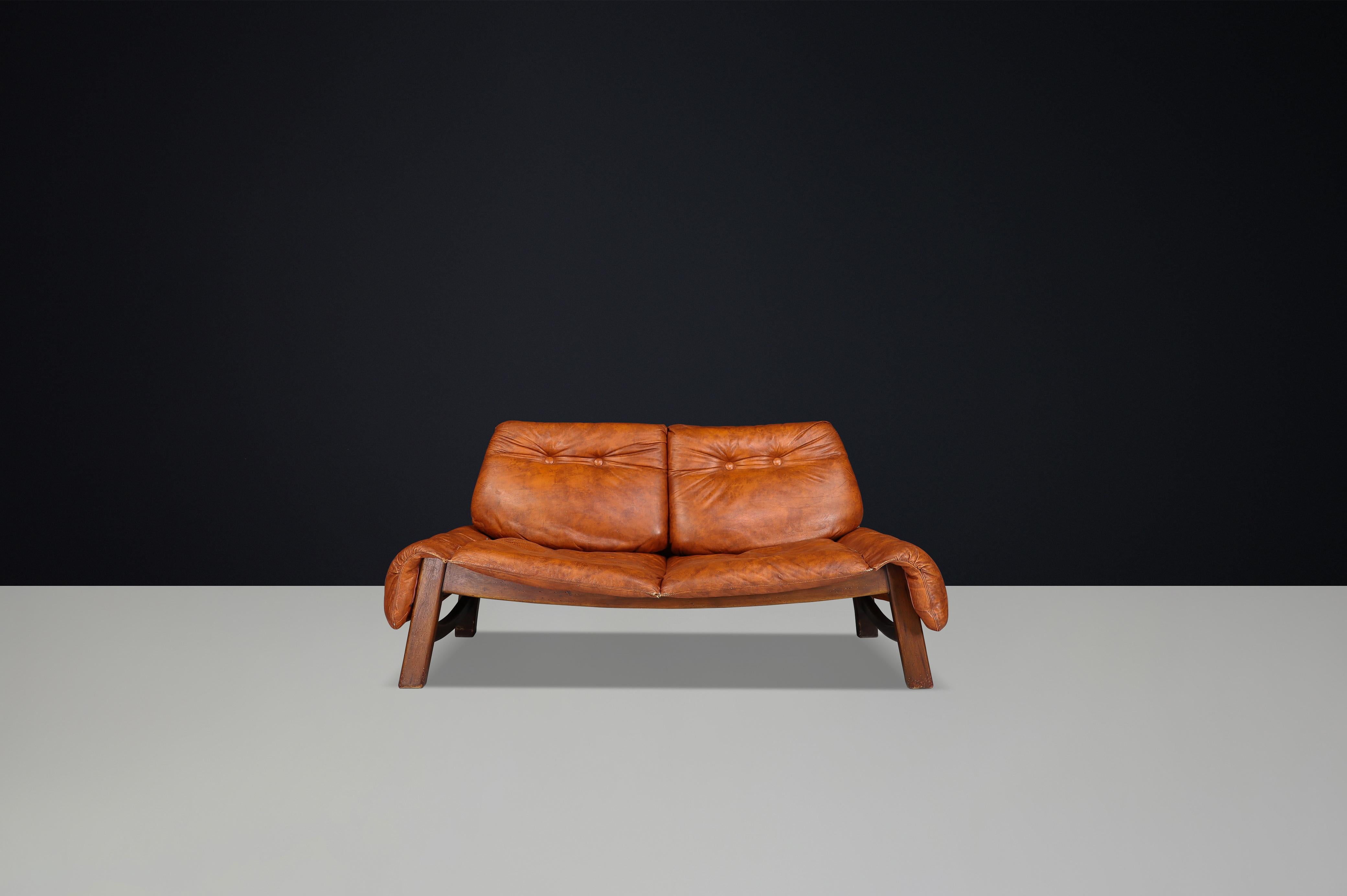 Mid-Century Modern Canapé italien à deux places en noyer et cuir cognac, années 1960 en vente