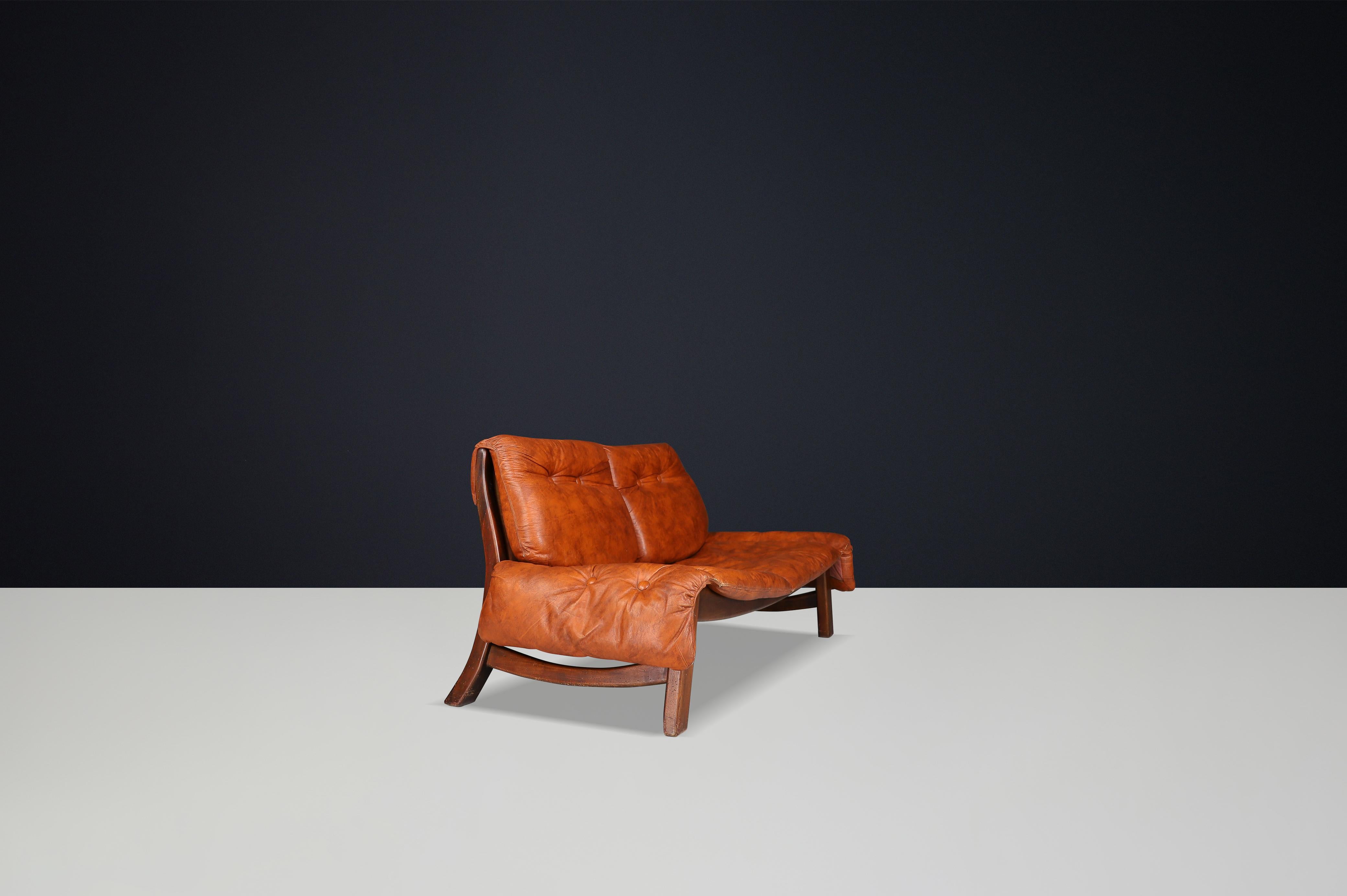 Cuir Canapé italien à deux places en noyer et cuir cognac, années 1960 en vente