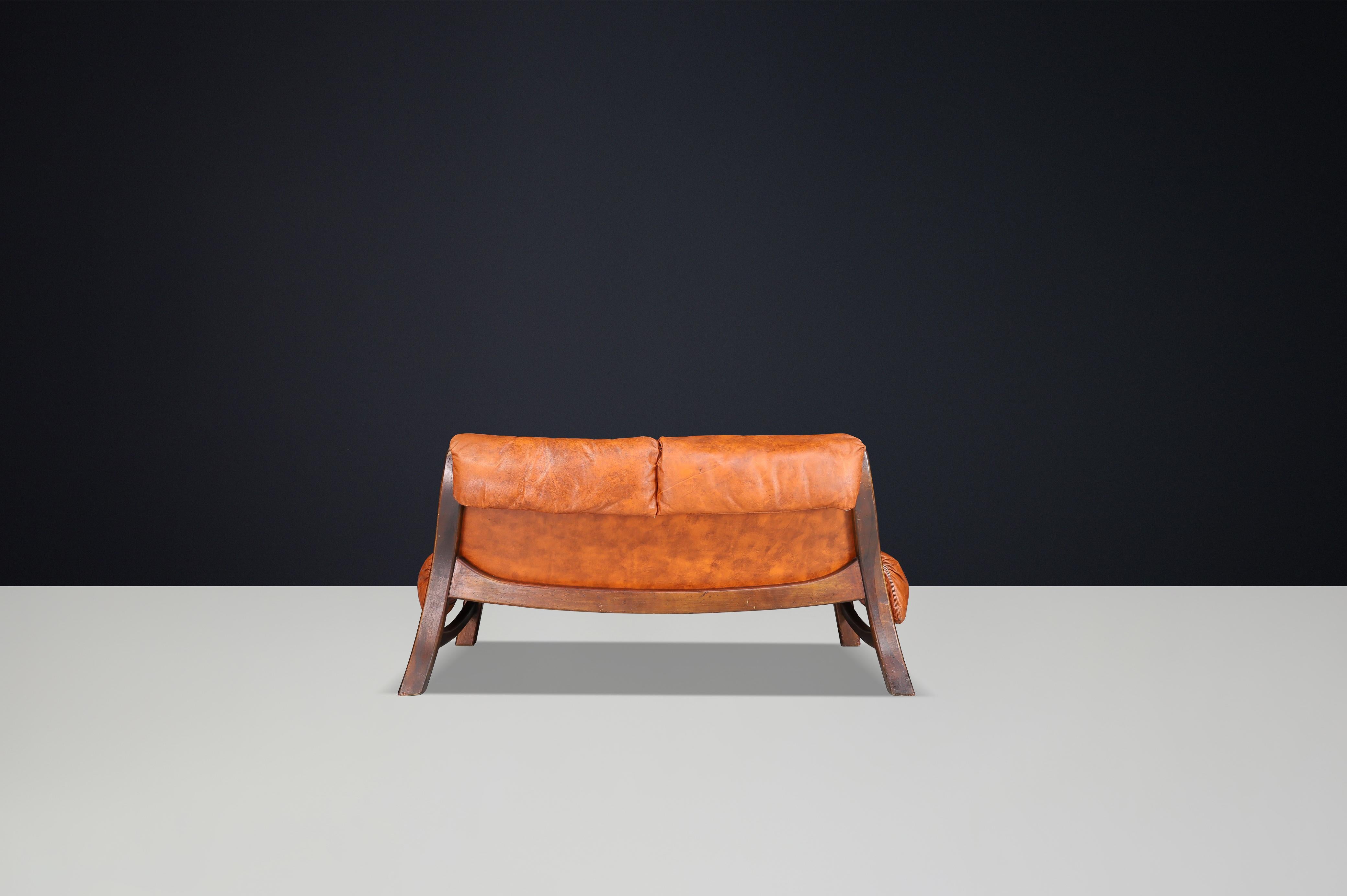 Canapé italien à deux places en noyer et cuir cognac, années 1960 en vente 2