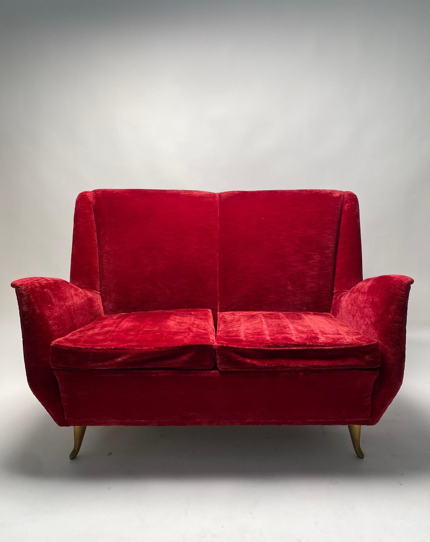 Italienisches zweisitziges rotes Sofa mit zwei Etagen, hergestellt von I.S.A. Bergamo, Att. Gio Ponti.

Seltenes und elegantes italienisches Sofa aus den 1950er Jahren, hergestellt von I.S.A. in Bergamo, einem Unternehmen, für das Gio Ponti lange
