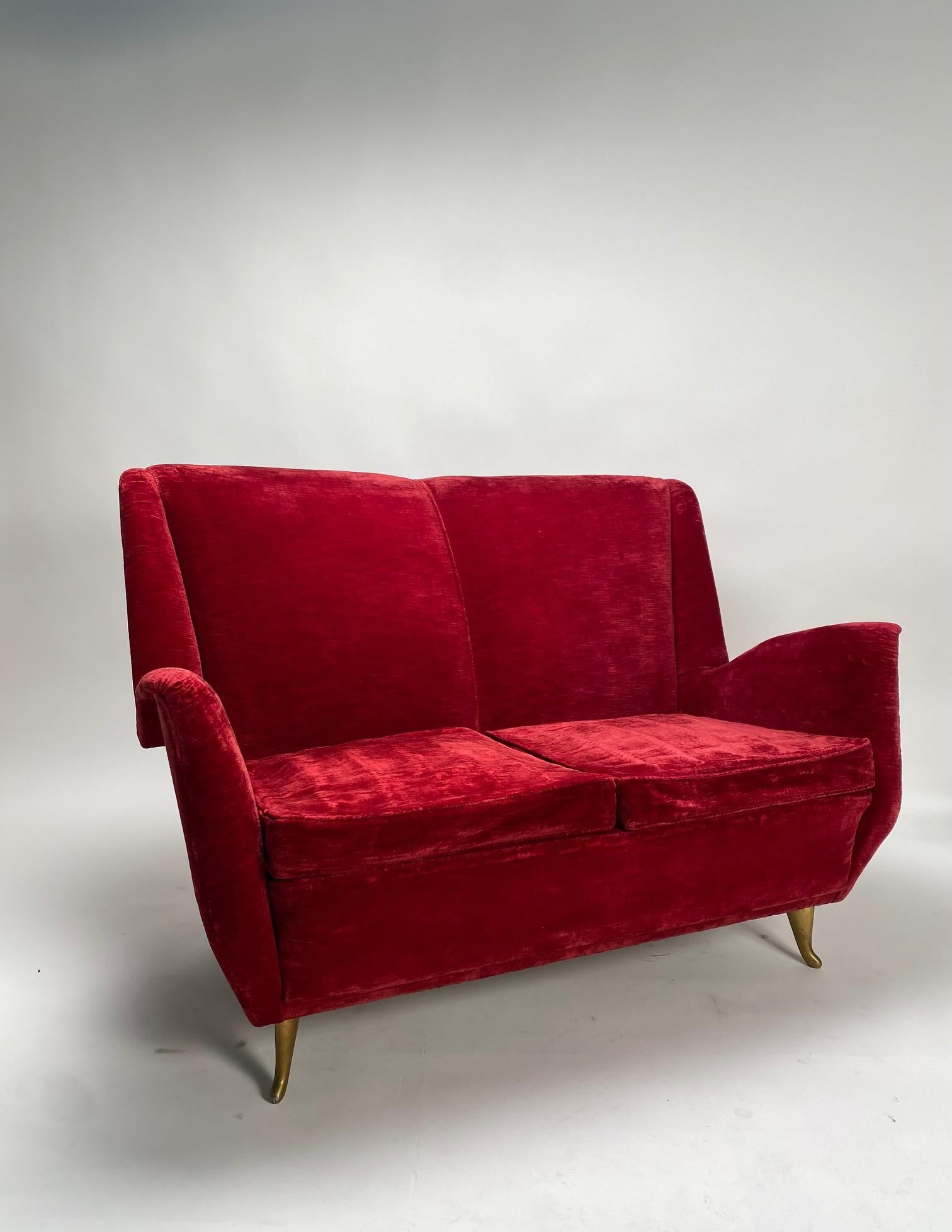 Italian Two-Seater Red Sofa, Produced by I.S.A. Bergamo, Att. Gio Ponti, 1950s In Fair Condition For Sale In Argelato, BO