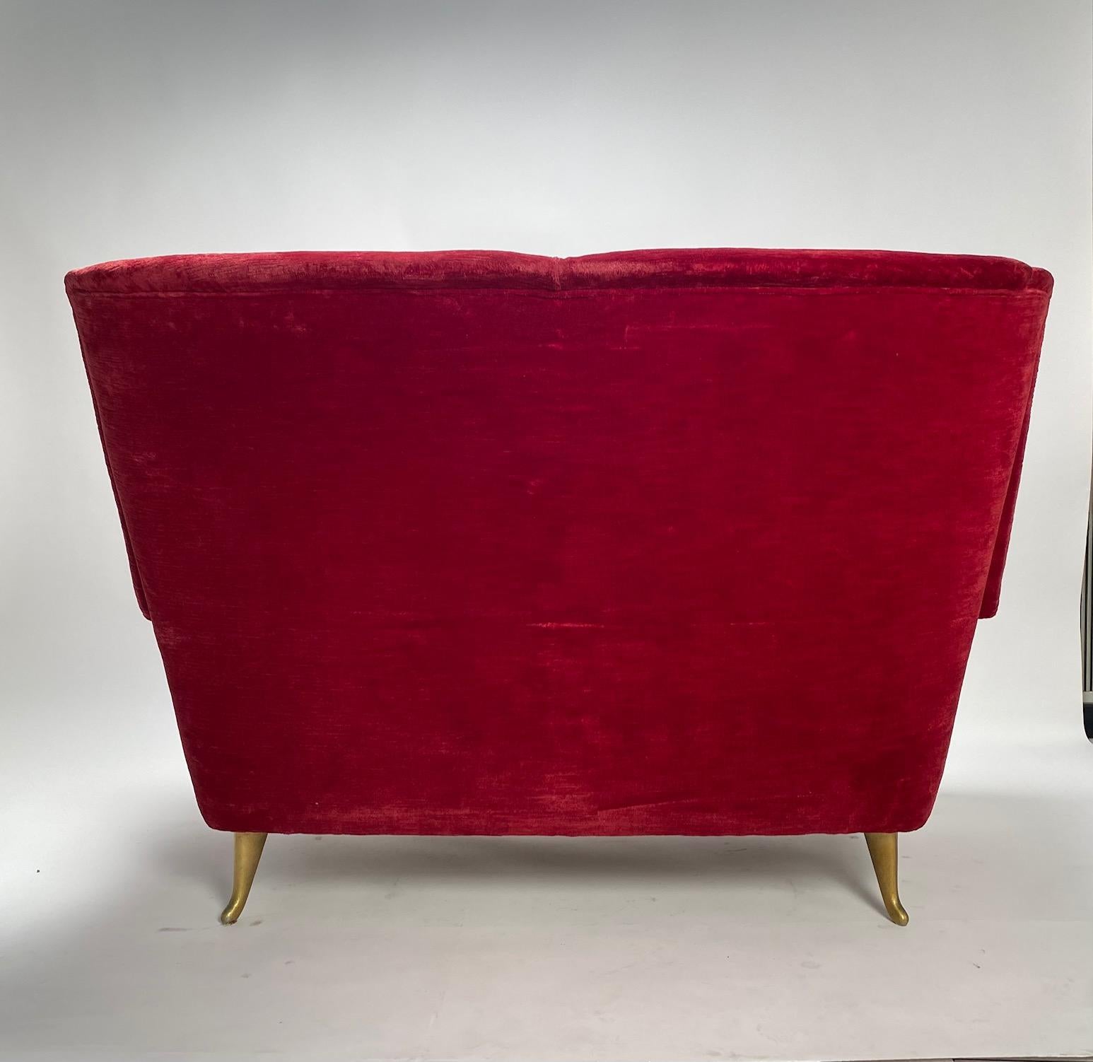 Italienisches zweisitziges rotes Sofa mit zwei Etagen, hergestellt von I.S.A. Bergamo, Att. Gio Ponti, 1950er-Jahre (Mitte des 20. Jahrhunderts) im Angebot