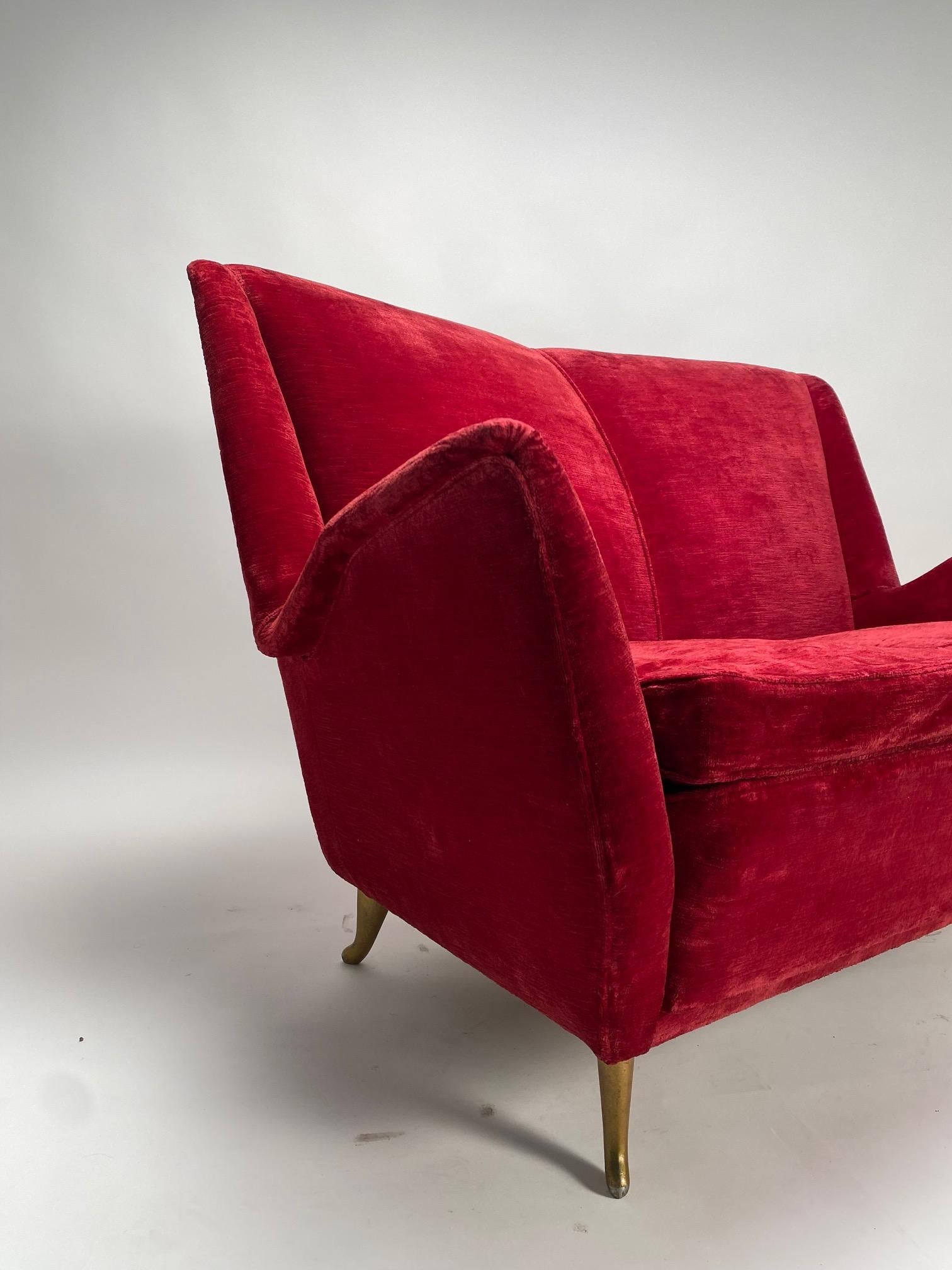 Italienisches zweisitziges rotes Sofa mit zwei Etagen, hergestellt von I.S.A. Bergamo, Att. Gio Ponti, 1950er-Jahre im Angebot 1