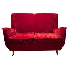 Sofá italiano rojo de dos plazas, fabricado por I.S.A. Bergamo, Att. Gio Ponti, años 50