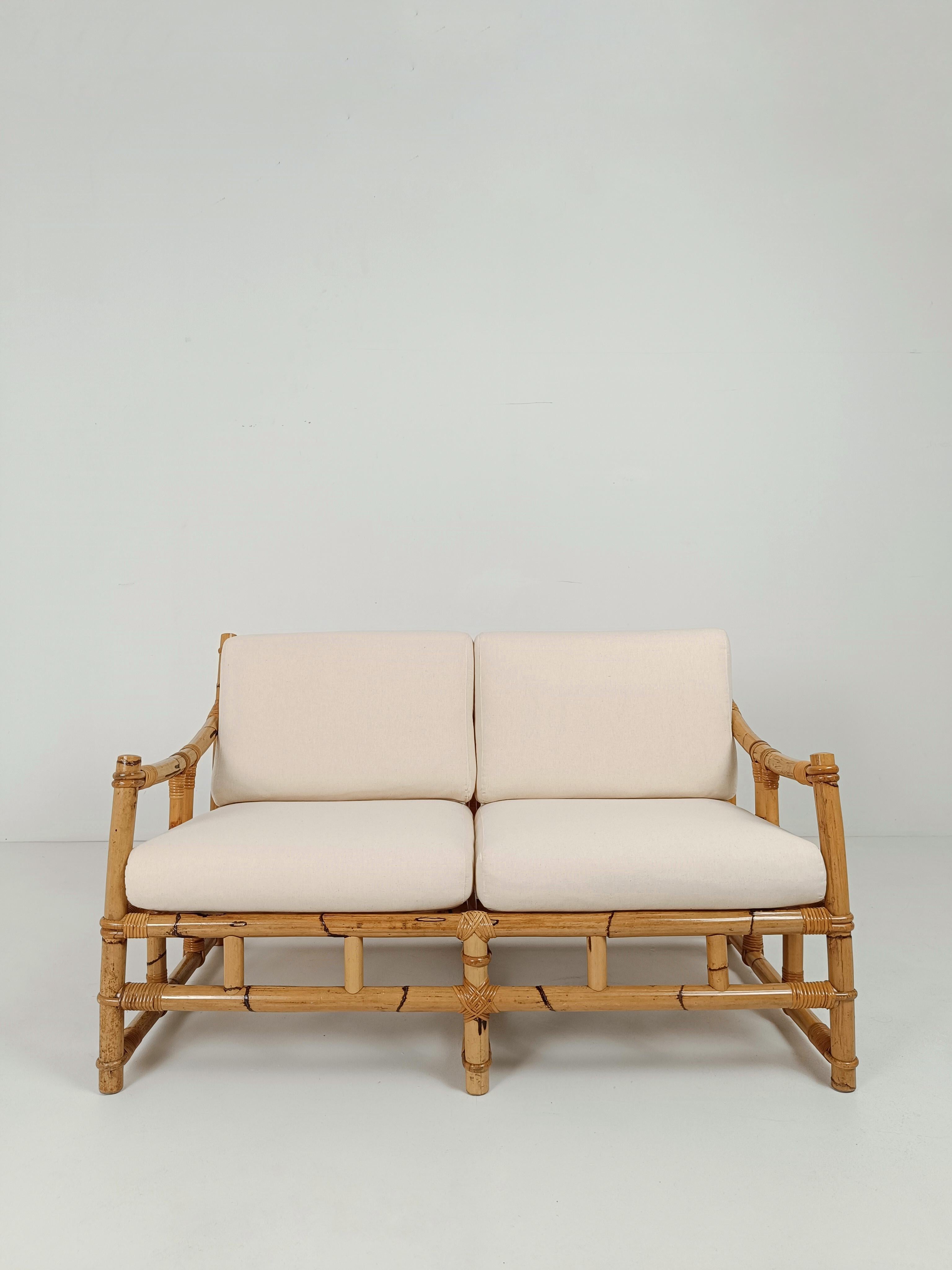A two-seater sofa made in Italy between the 60s and 70s whose design is attributed to the historic Roman company, leader in the production of furniture made of bamboo and derivatives: 