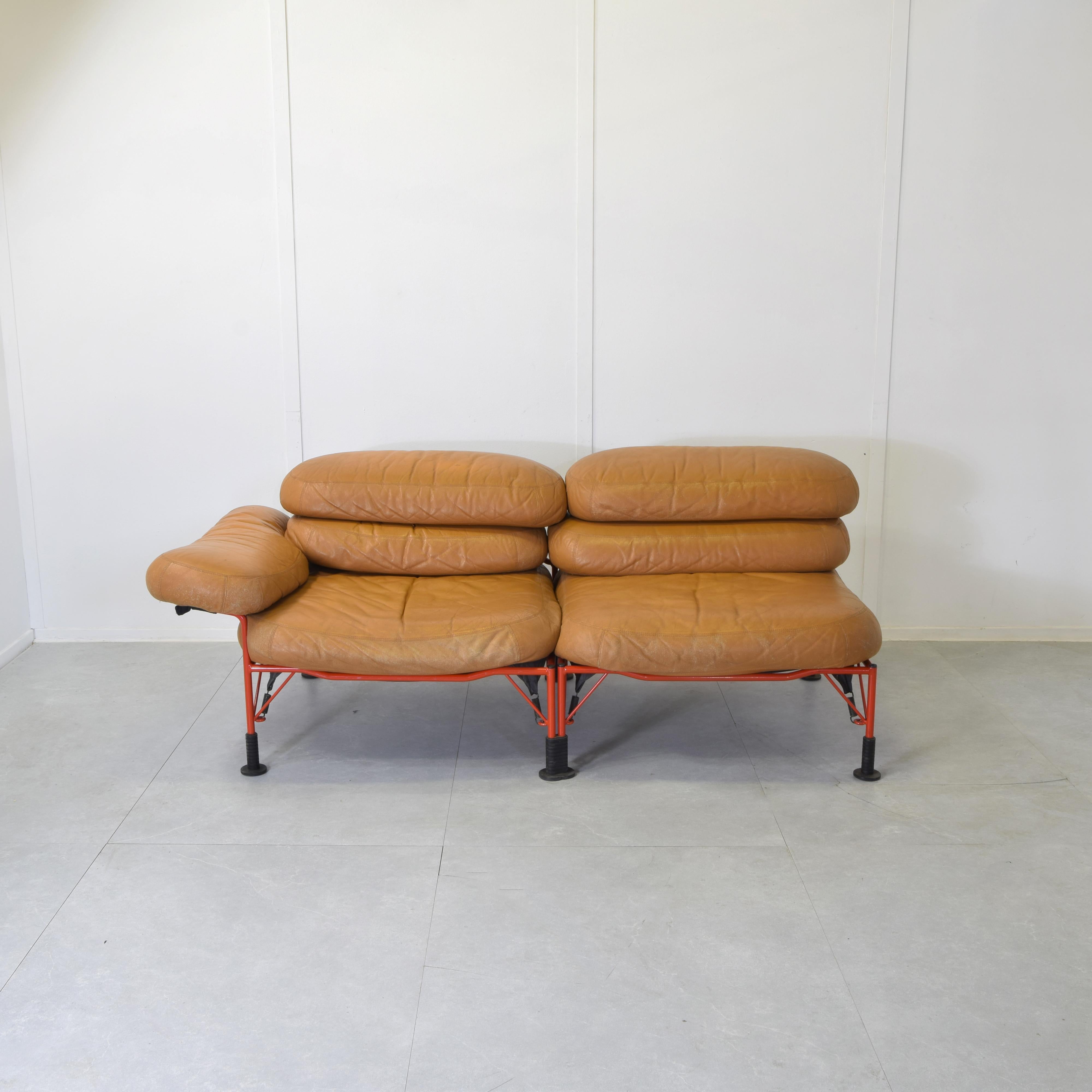 Canapé deux places avec des sièges à structure tubulaire laquée rouge et cuir d'une élégante couleur cognac, production italienne de la fin des années 1970.