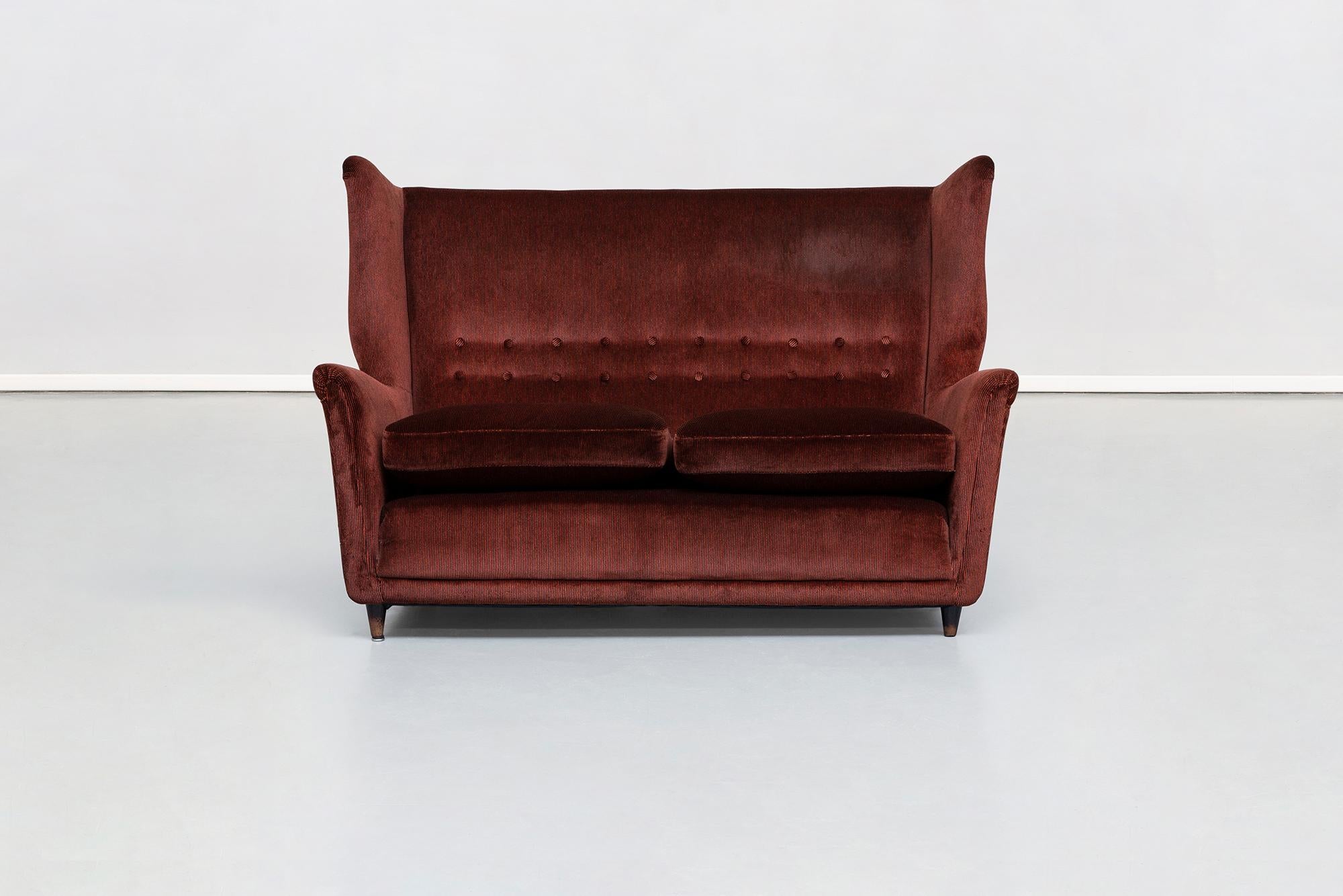 Italian two-seat sofa in red corduroy velvet by Grand Hotel Duomo Milano, 1950s
Extremely rare red corduroy sofa from fifties, coming from Grand Hotel del Duomo in Milan, design by Gio Ponti and Melchiorre Bega, like all the other hotel