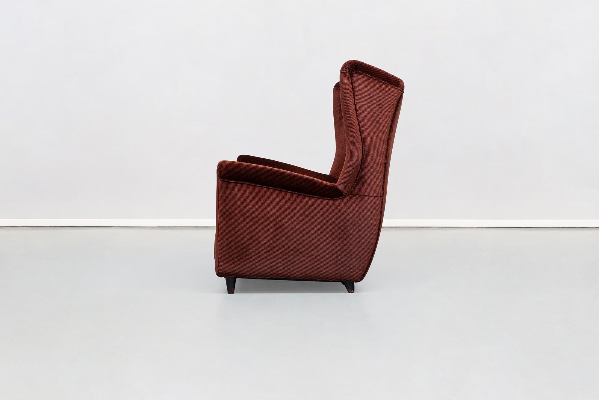 Italienisches Zweisitzer-Sofa aus rotem Kordsamt von Grand Hotel Duomo Milano:: 1950 (Moderne der Mitte des Jahrhunderts) im Angebot