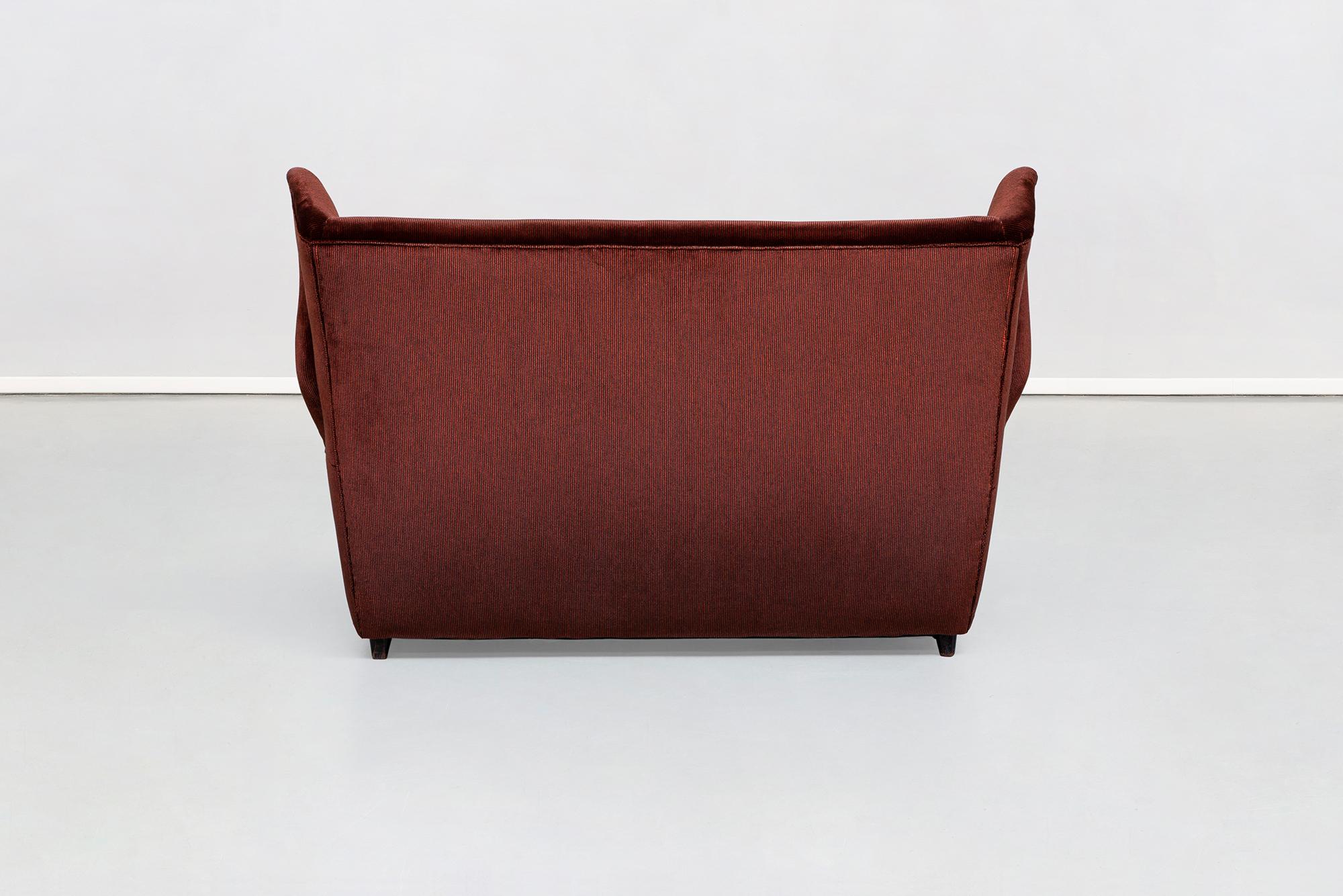 Italienisches Zweisitzer-Sofa aus rotem Kordsamt von Grand Hotel Duomo Milano:: 1950 (Europäisch) im Angebot