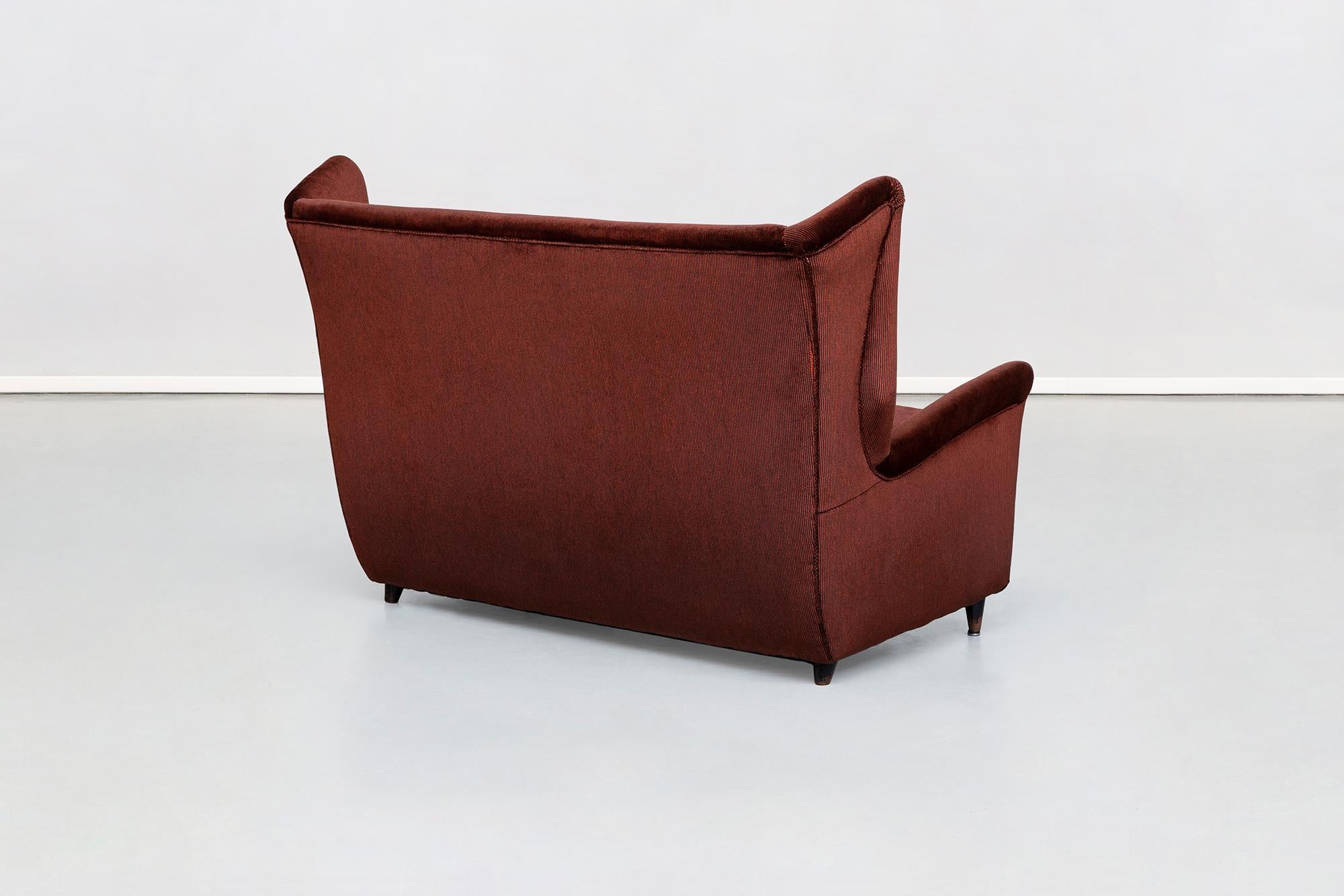 Italienisches Zweisitzer-Sofa aus rotem Kordsamt von Grand Hotel Duomo Milano:: 1950 im Zustand „Gut“ im Angebot in MIlano, IT
