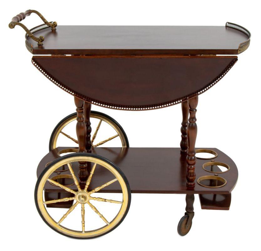 Chariot de bar italien à deux niveaux en acajou et laiton, avec un plateau à galerie percée à feuilles tombantes au-dessus de quatre pieds en bois tourné, six porte-bouteilles sur quatre roues. 29