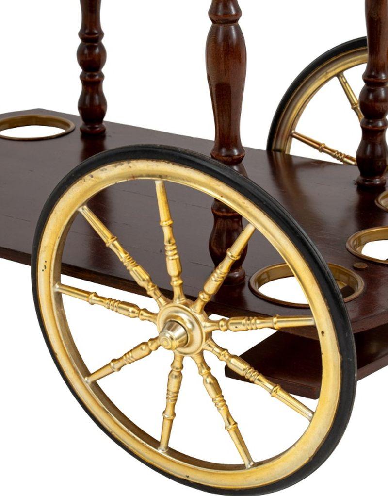20ième siècle Chariot de bar italien à deux niveaux en acajou et laiton en vente