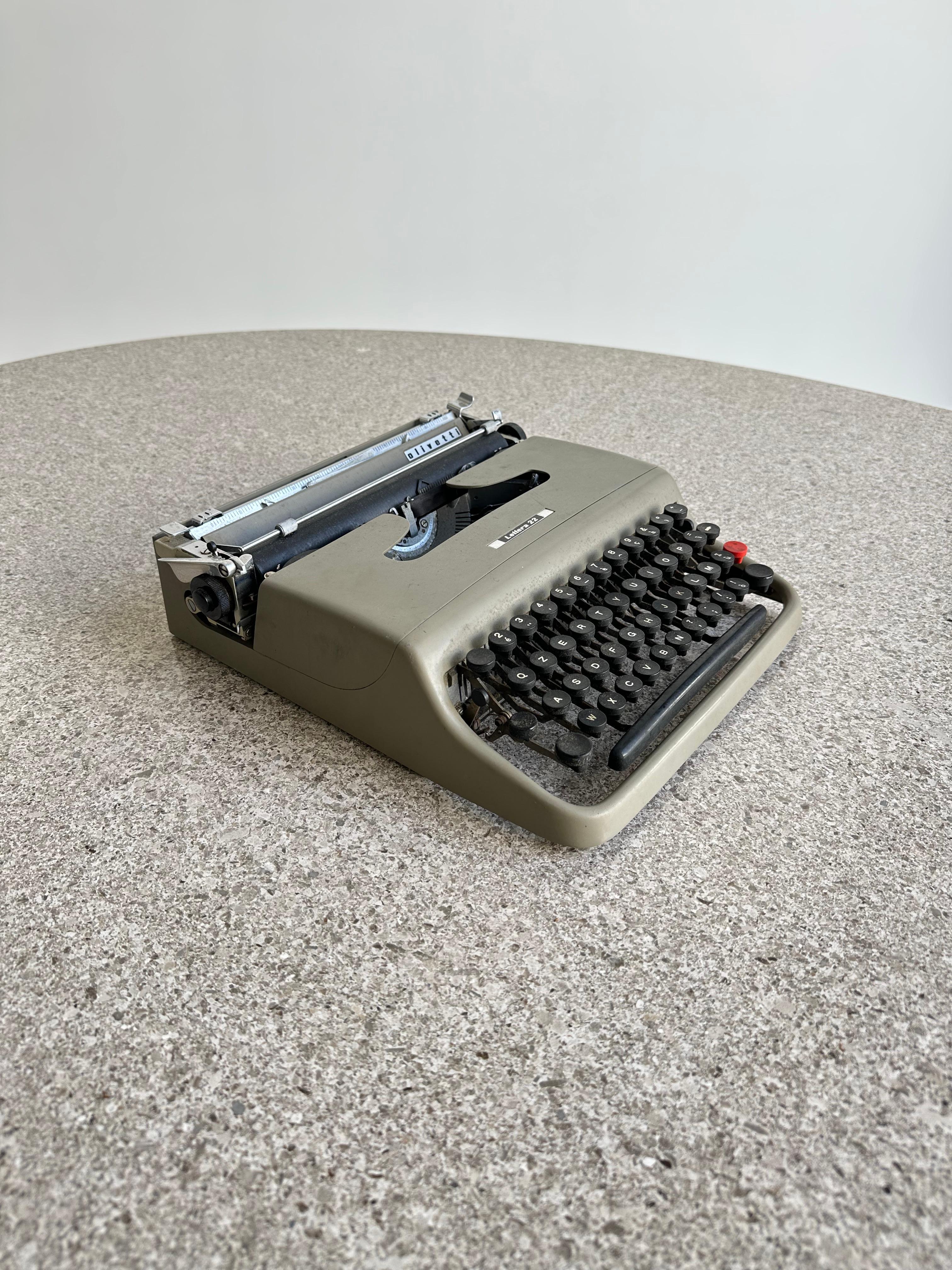 Tragbare Schreibmaschine Lettera 22 aus emailliertem Metall und Kunststoff, entworfen von Marcello Nizzoli und hergestellt von dem progressiven Hersteller Olivetti in Italien, um 1954. Nizzoli (1887-1969), ein Maler, Grafiker und Architekt, war in