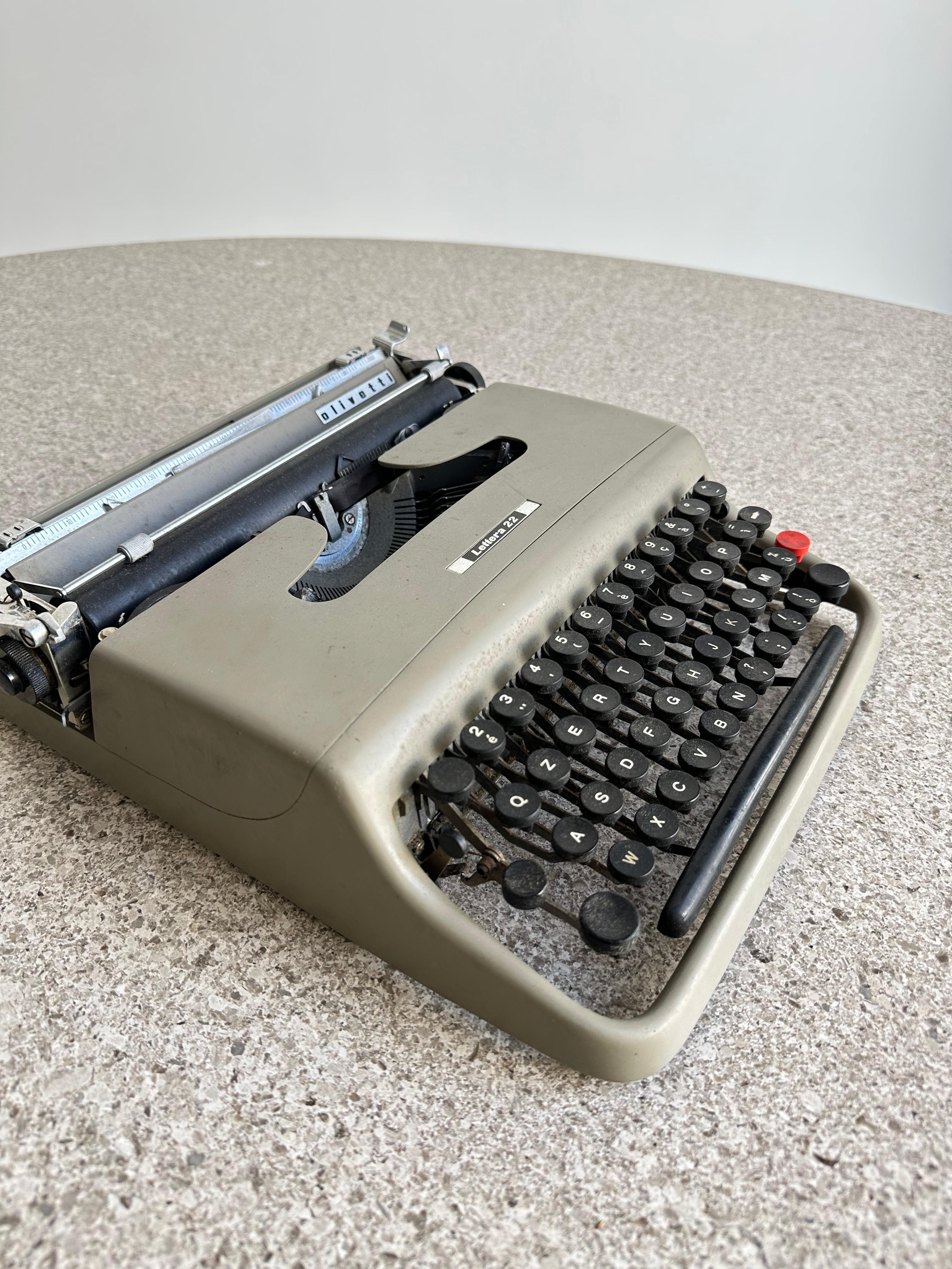 Mid-Century Modern Machine à écrire italienne par Marcello Nizzoli pour Olivetti, années 1950 en vente