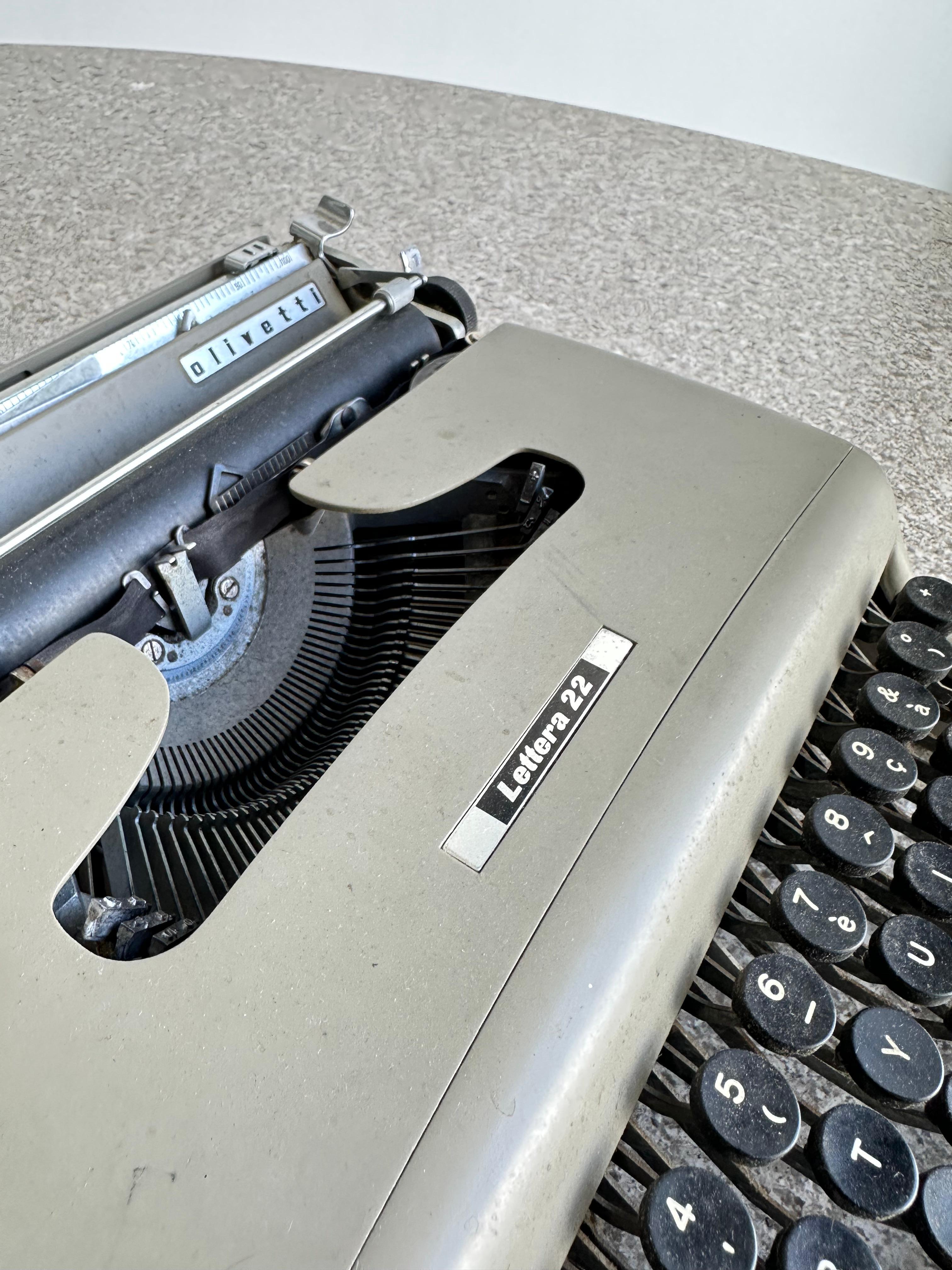 Mid-Century Modern Italian Typewriter by Marcello Nizzoli for Olivetti, 1950s For Sale